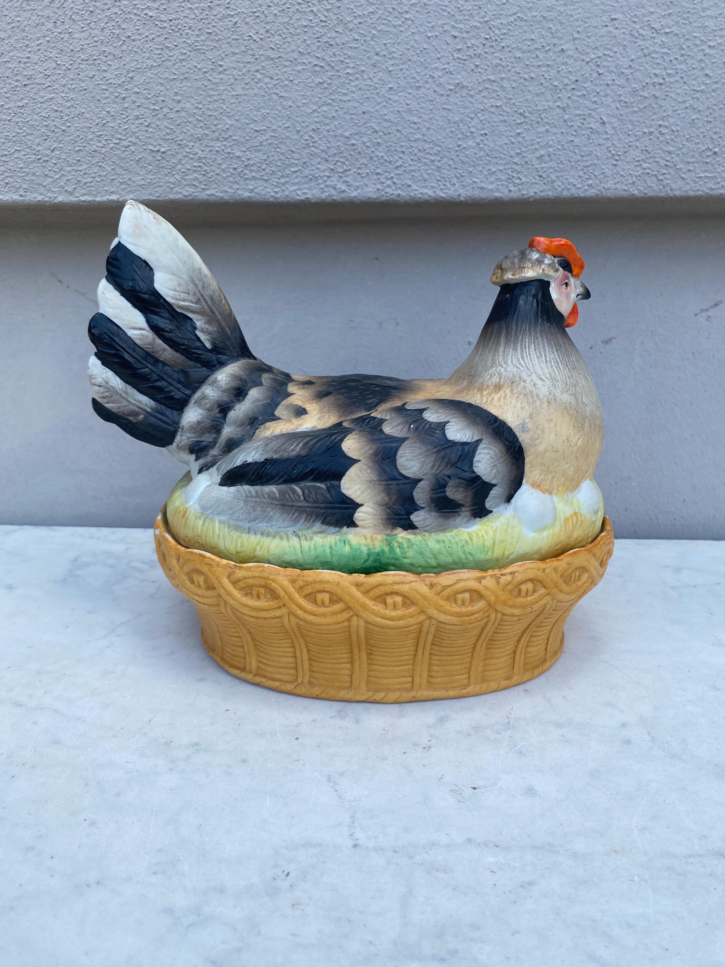 Cesta sopera de porcelana francesa del siglo XIX Gallina sobre nido.
H / 8,5