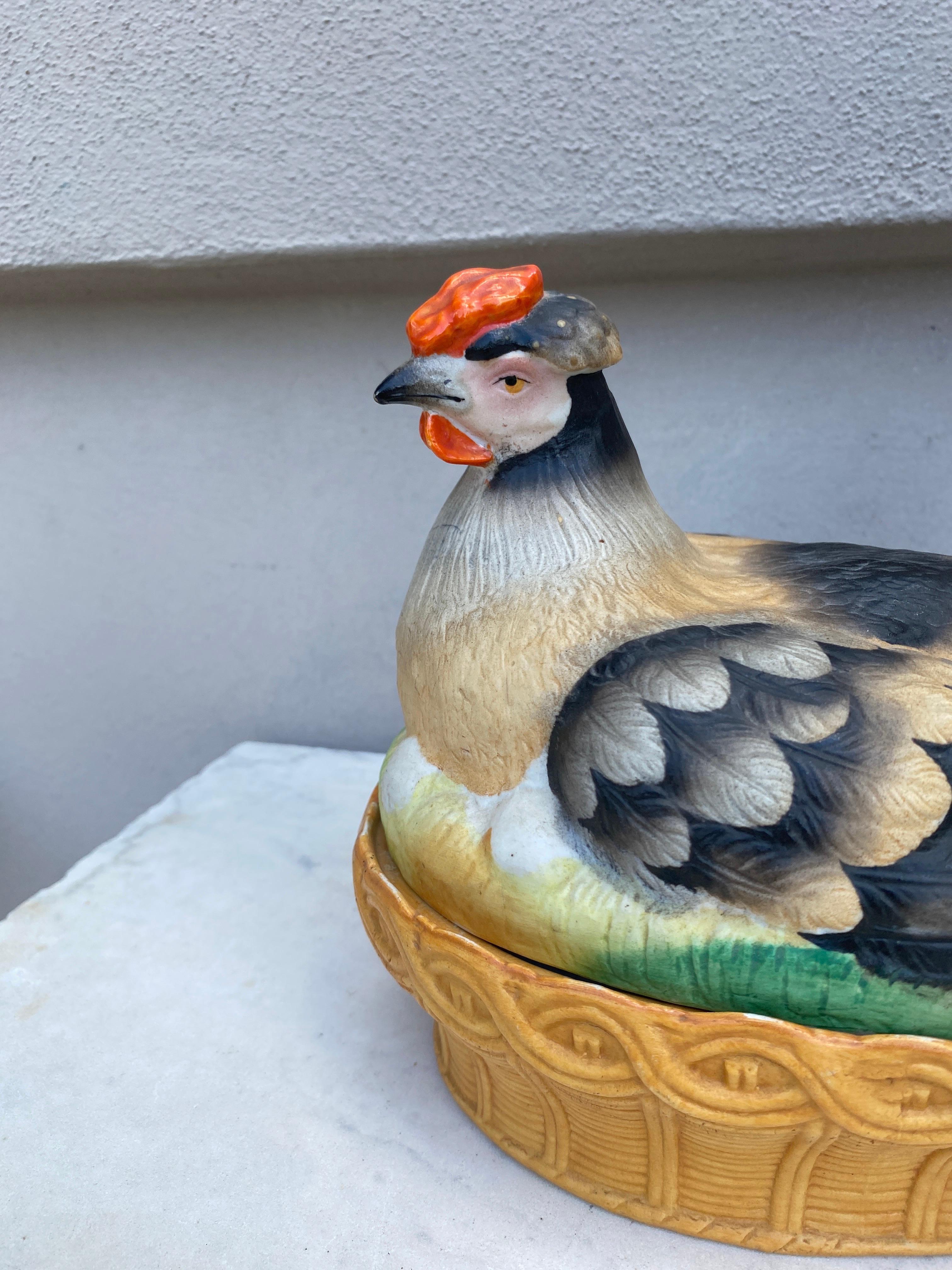 Cesta sopera de porcelana francesa del siglo XIX Gallina sobre nido Rústico en venta