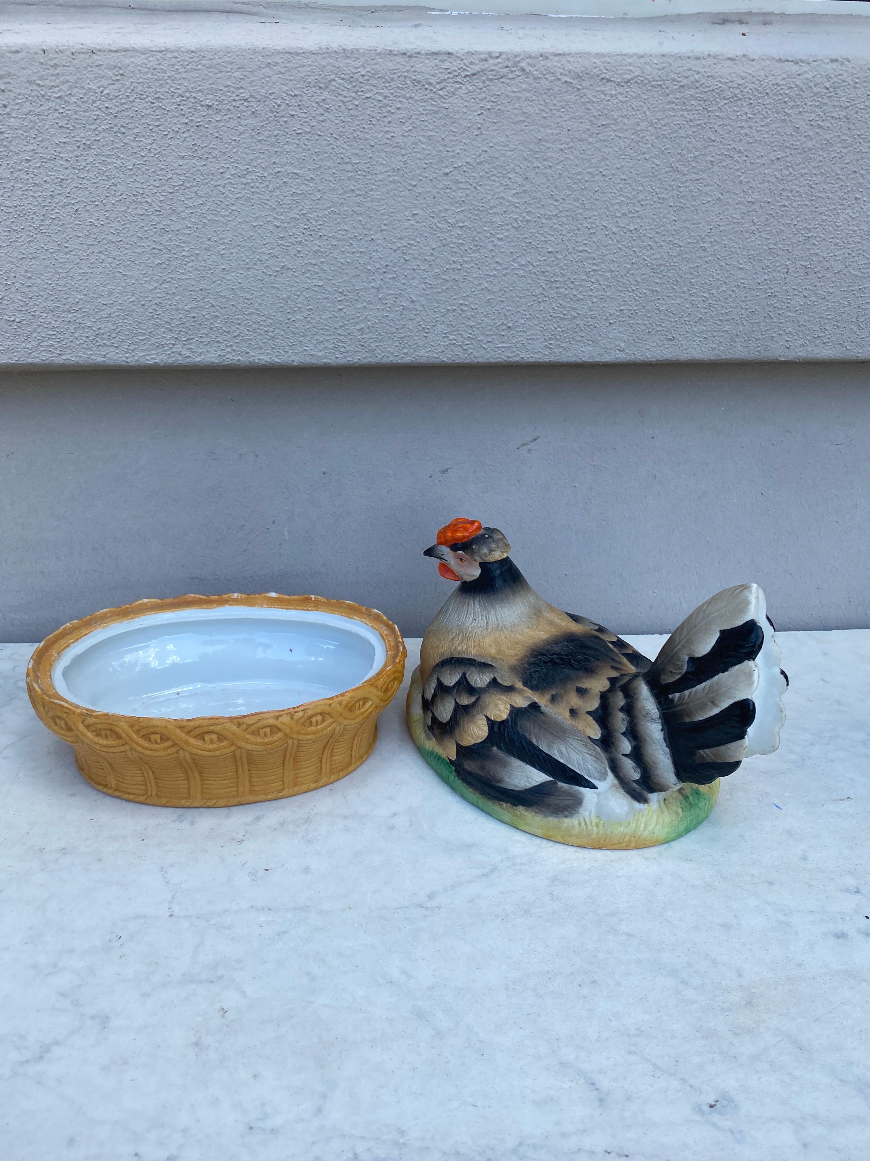 Cesta sopera de porcelana francesa del siglo XIX Gallina sobre nido Británico en venta