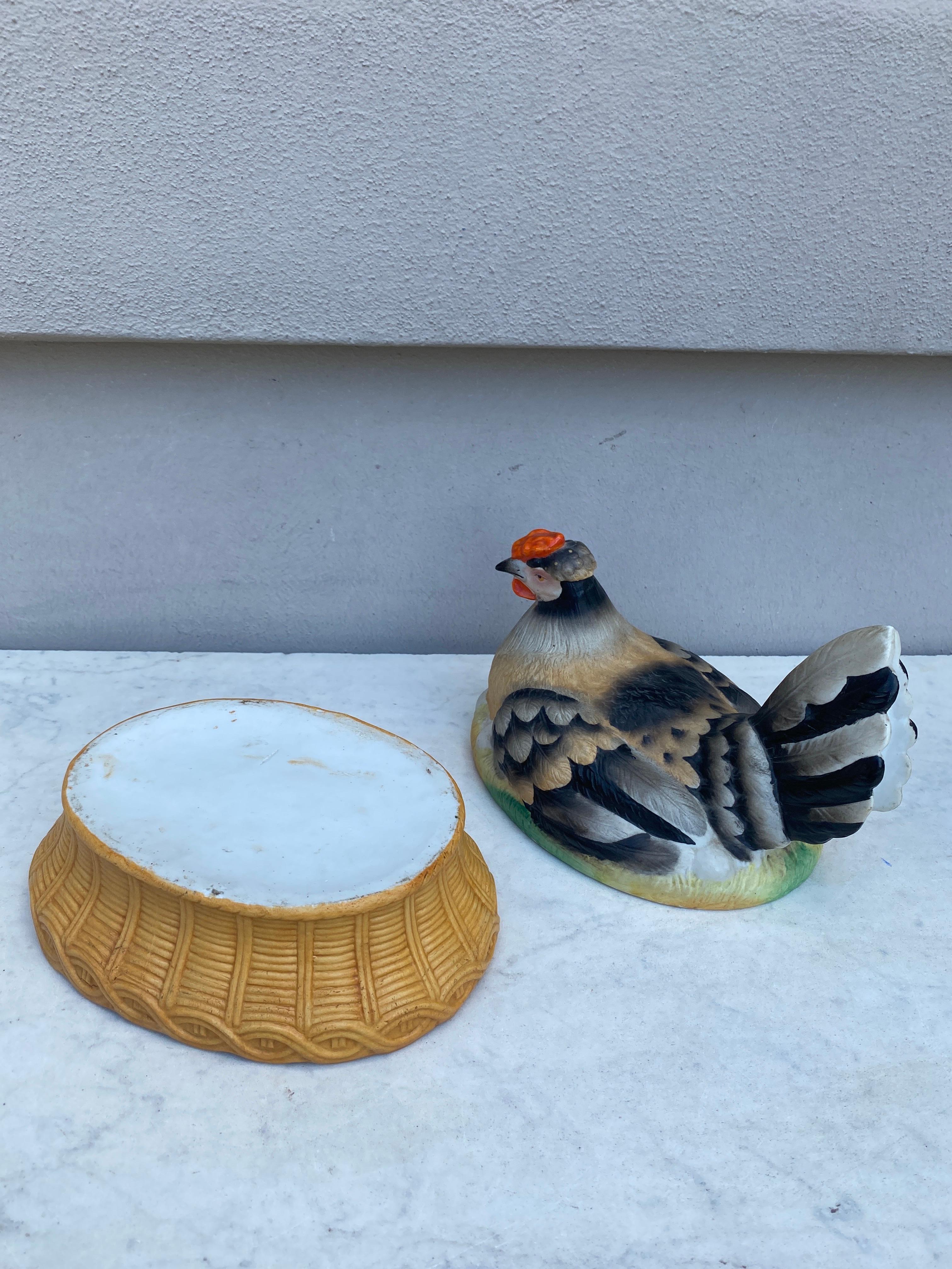 Cesta sopera de porcelana francesa del siglo XIX Gallina sobre nido en Bueno estado para la venta en Austin, TX