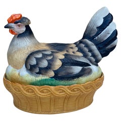 Cesta sopera de porcelana francesa del siglo XIX Gallina sobre nido