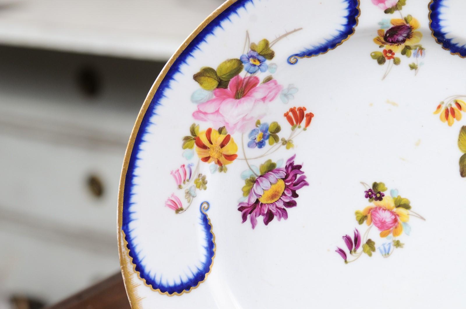 French 19th Century Porcelaine de Paris Plate with Floral Décor and Golden Trim In Good Condition In Atlanta, GA