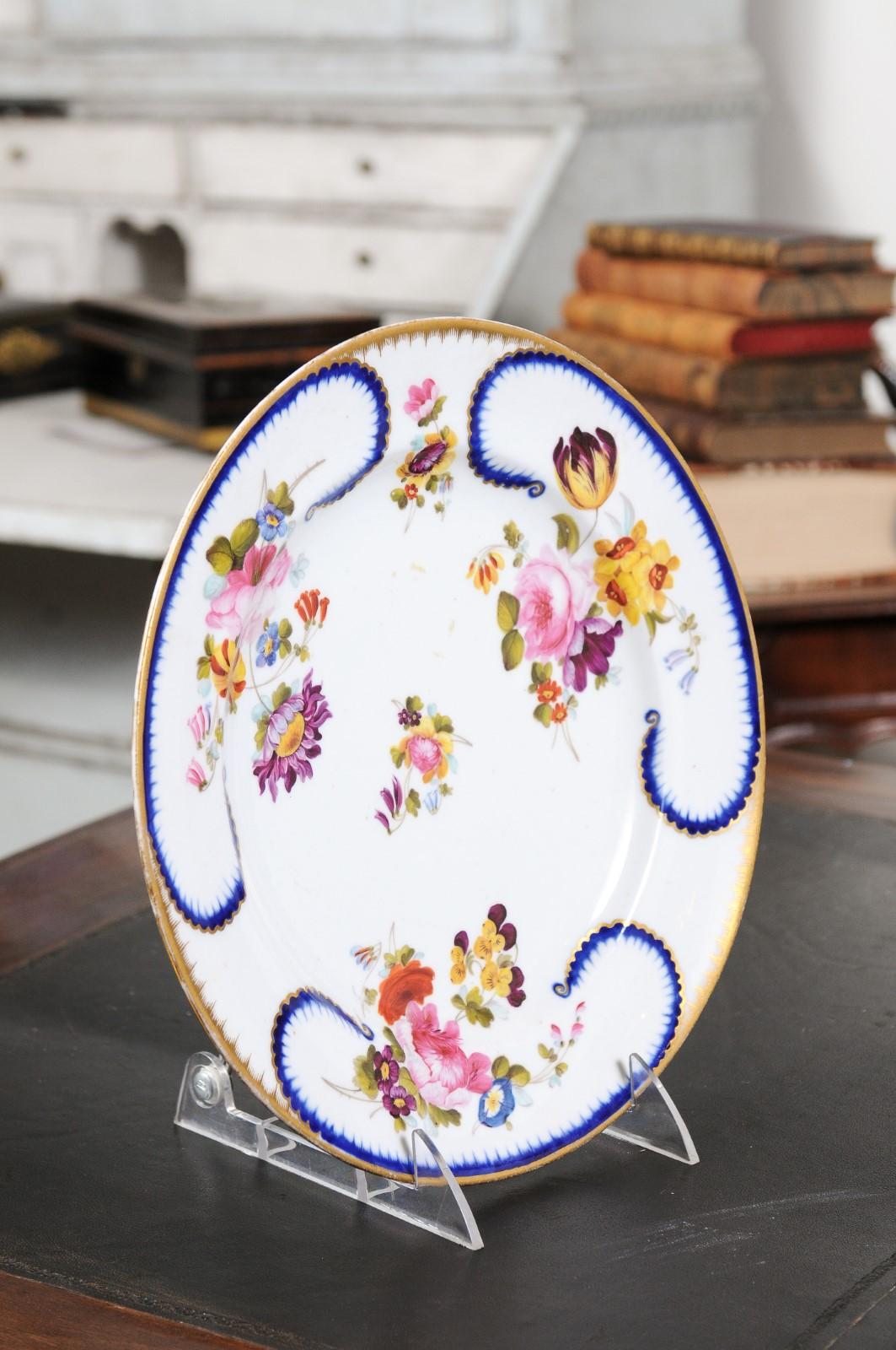 French 19th Century Porcelaine de Paris Plate with Floral Décor and Golden Trim 2