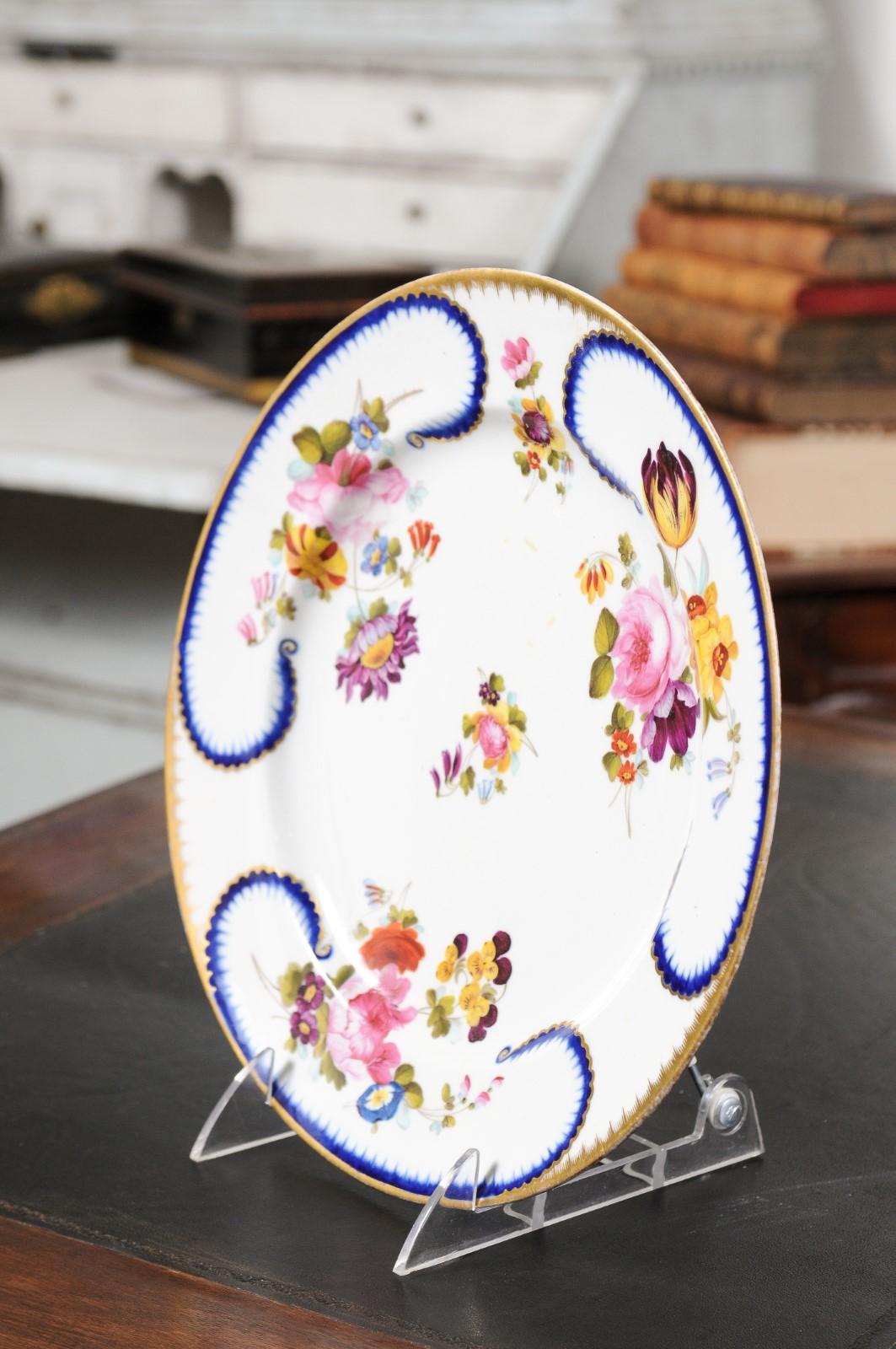 French 19th Century Porcelaine de Paris Plate with Floral Décor and Golden Trim 3