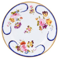 Assiette en porcelaine de Paris du 19ème siècle avec décor floral et bordure dorée