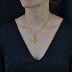 Portrait français du 19ème siècle d'une femme avec médaille ancienne