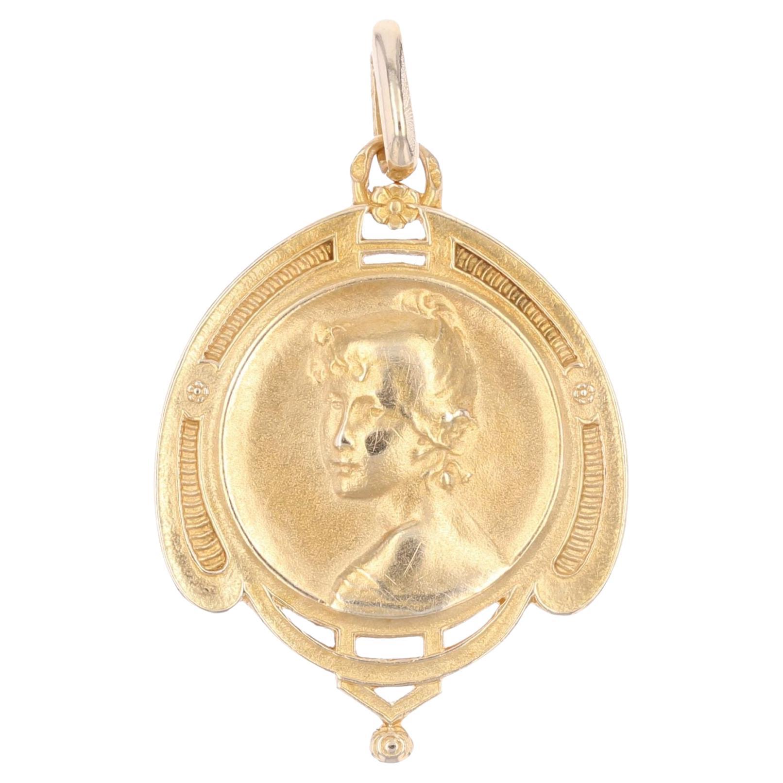 Portrait français du 19ème siècle d'une femme avec médaille ancienne en vente