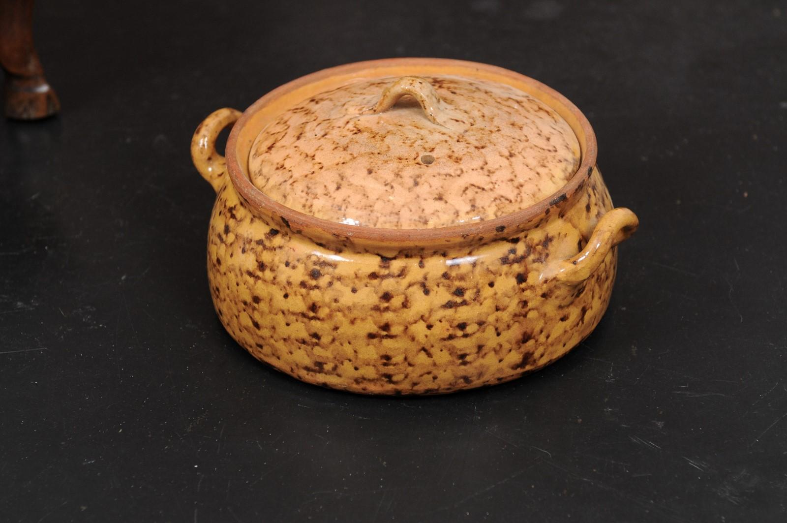 Plat à cuisson couvert de poterie française du 19ème siècle avec glaçure brun soufflée en vente 2