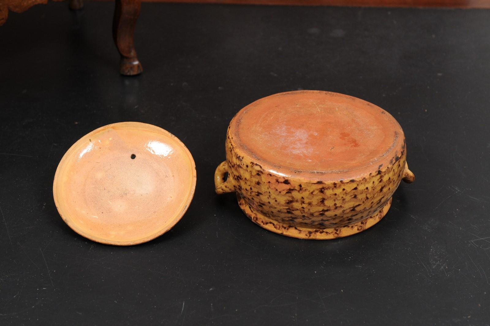 Plat à cuisson couvert de poterie française du 19ème siècle avec glaçure brun soufflée en vente 3