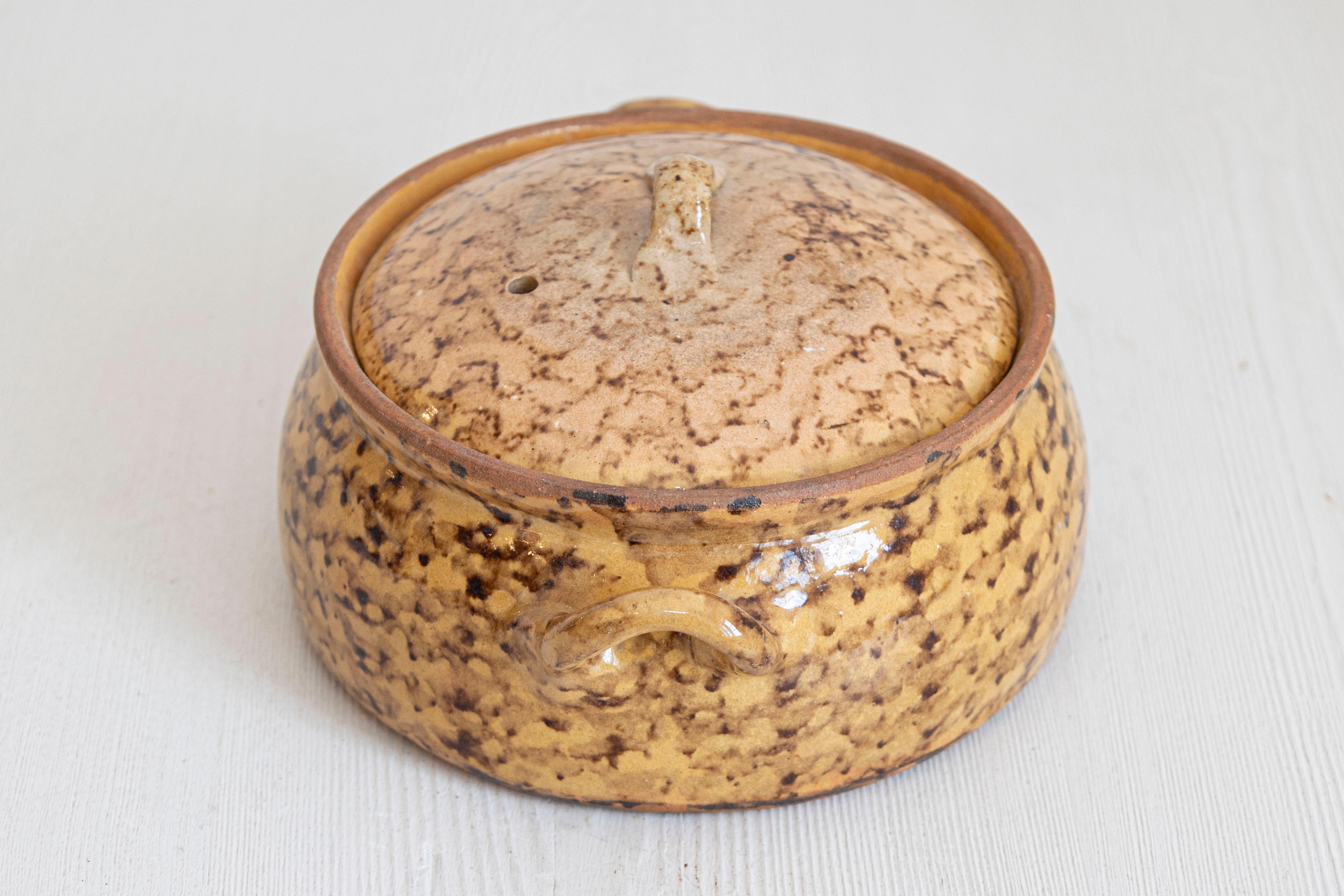 Français Plat à four couvert en poterie française du 19e siècle à glaçure tachetée de Brown en vente
