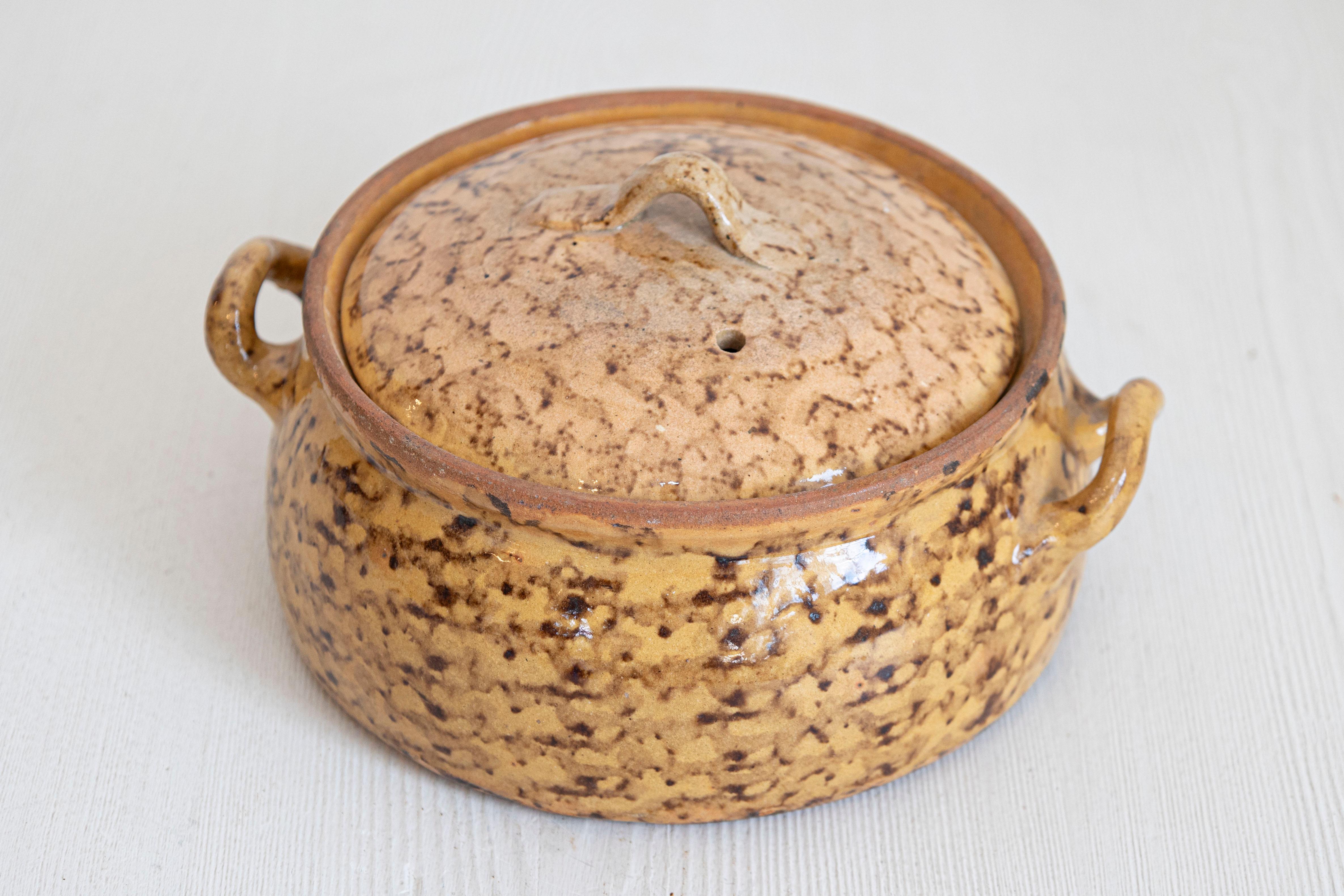 Vernissé Plat à four couvert en poterie française du 19e siècle à glaçure tachetée de Brown en vente