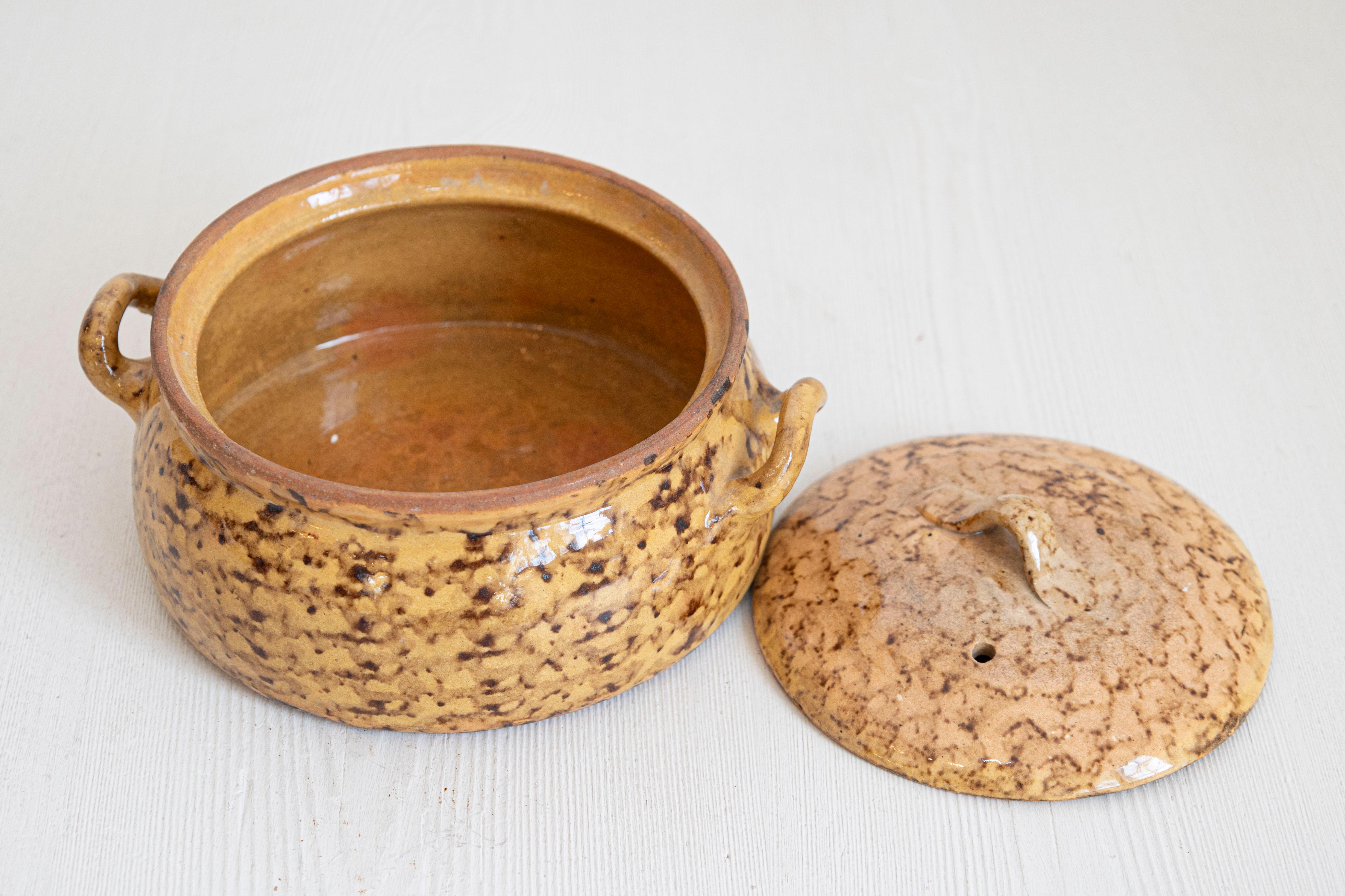 Plat à four couvert en poterie française du 19e siècle à glaçure tachetée de Brown Bon état - En vente à Atlanta, GA