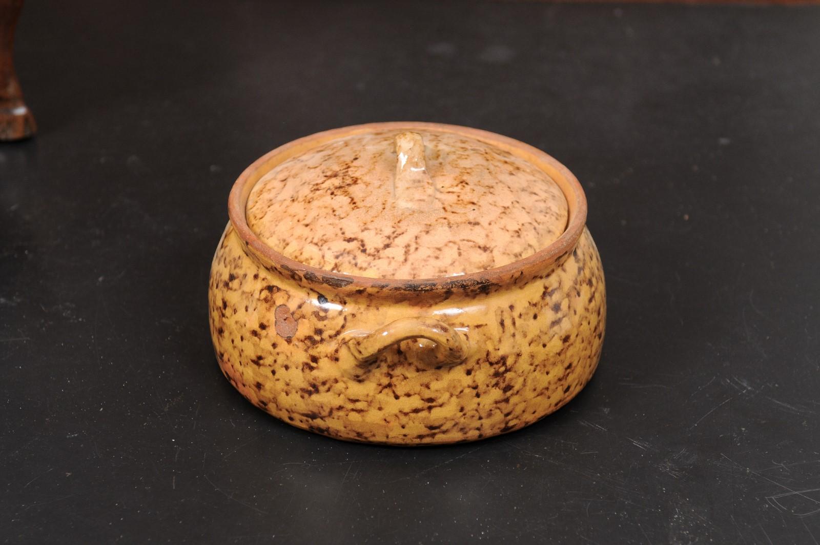 Plat à cuisson couvert de poterie française du 19ème siècle avec glaçure brun soufflée Bon état - En vente à Atlanta, GA