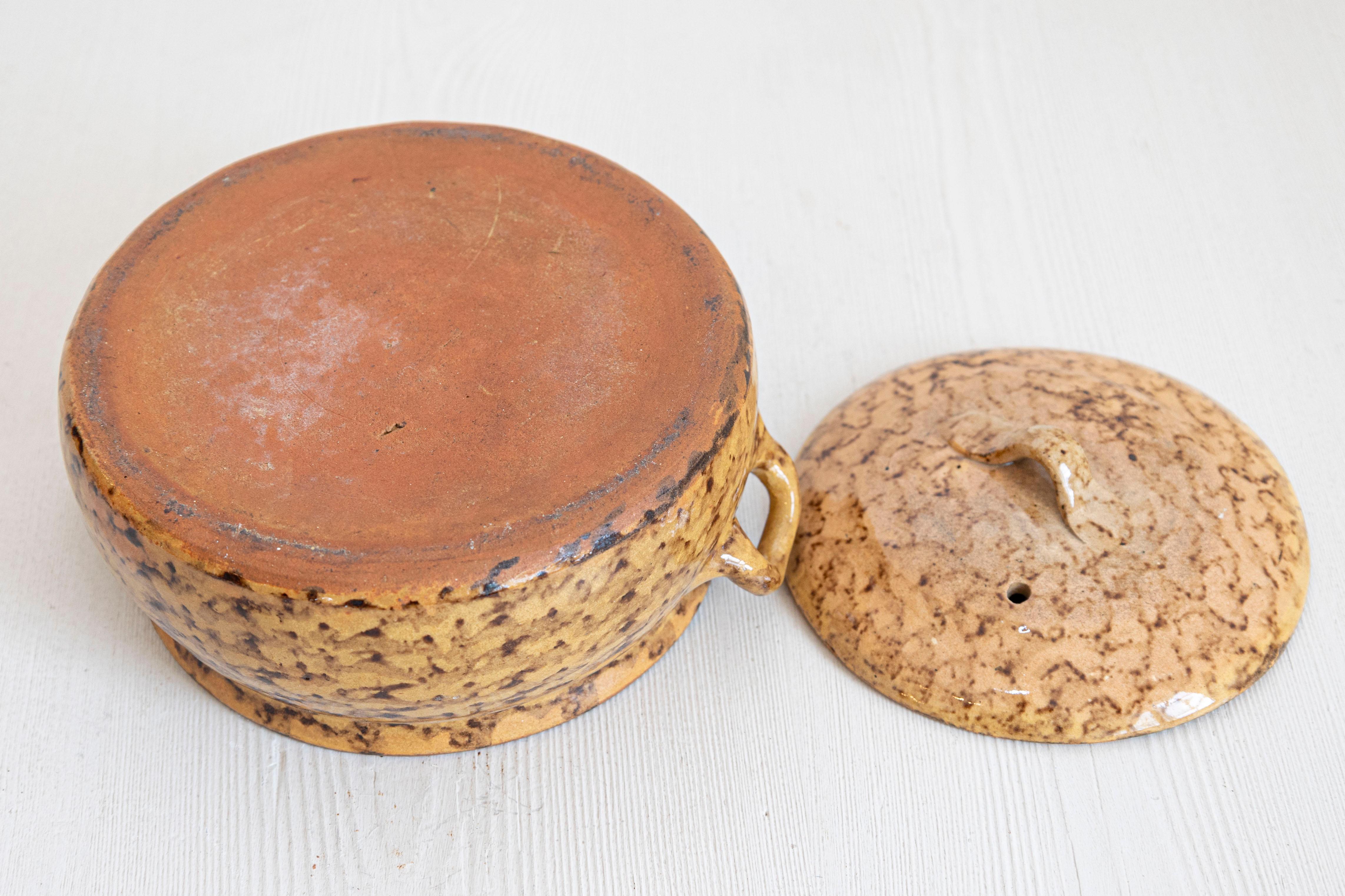 XIXe siècle Plat à four couvert en poterie française du 19e siècle à glaçure tachetée de Brown en vente