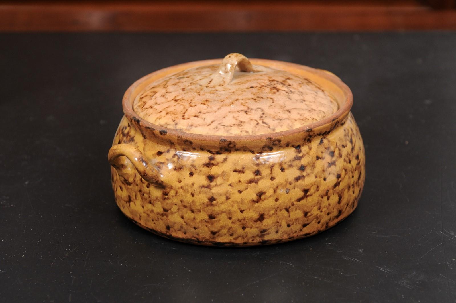 Poteries Plat à cuisson couvert de poterie française du 19ème siècle avec glaçure brun soufflée en vente