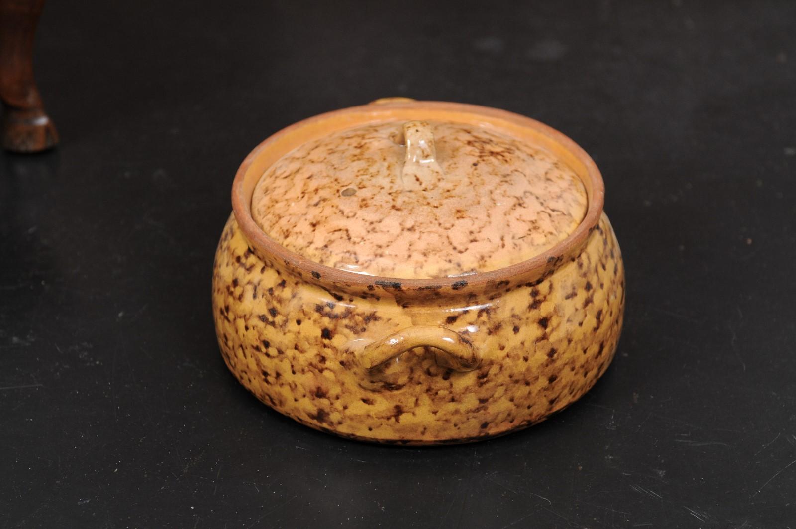 Plat à cuisson couvert de poterie française du 19ème siècle avec glaçure brun soufflée en vente 1