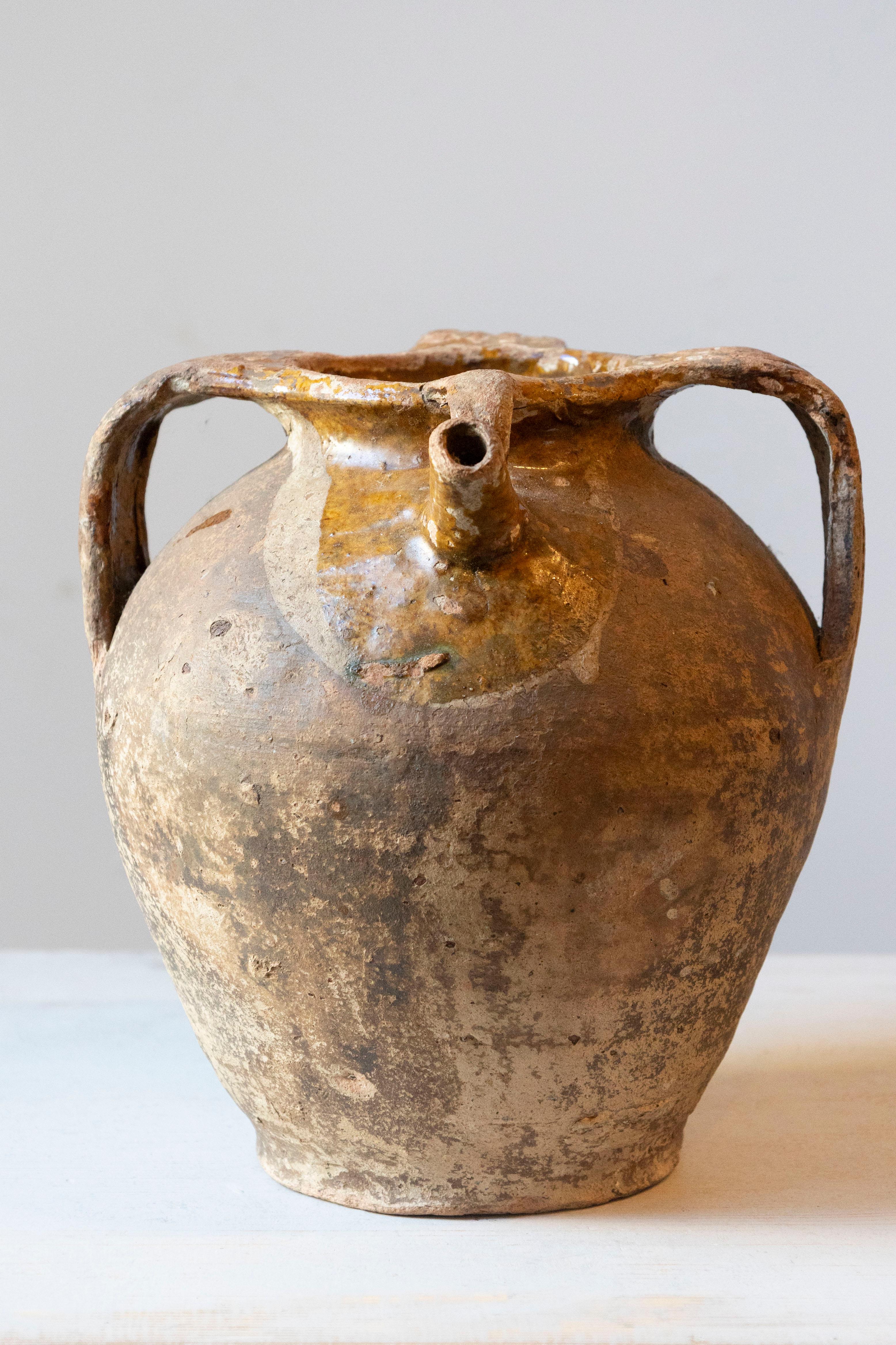 Una brocca d'acqua francese del XIX secolo, splendidamente invecchiata, realizzata a mano nel sud della Francia e con la ricca patina del tempo e dell'uso. Realizzato in terracotta e rifinito con uno smalto rustico color marrone cenere, questo