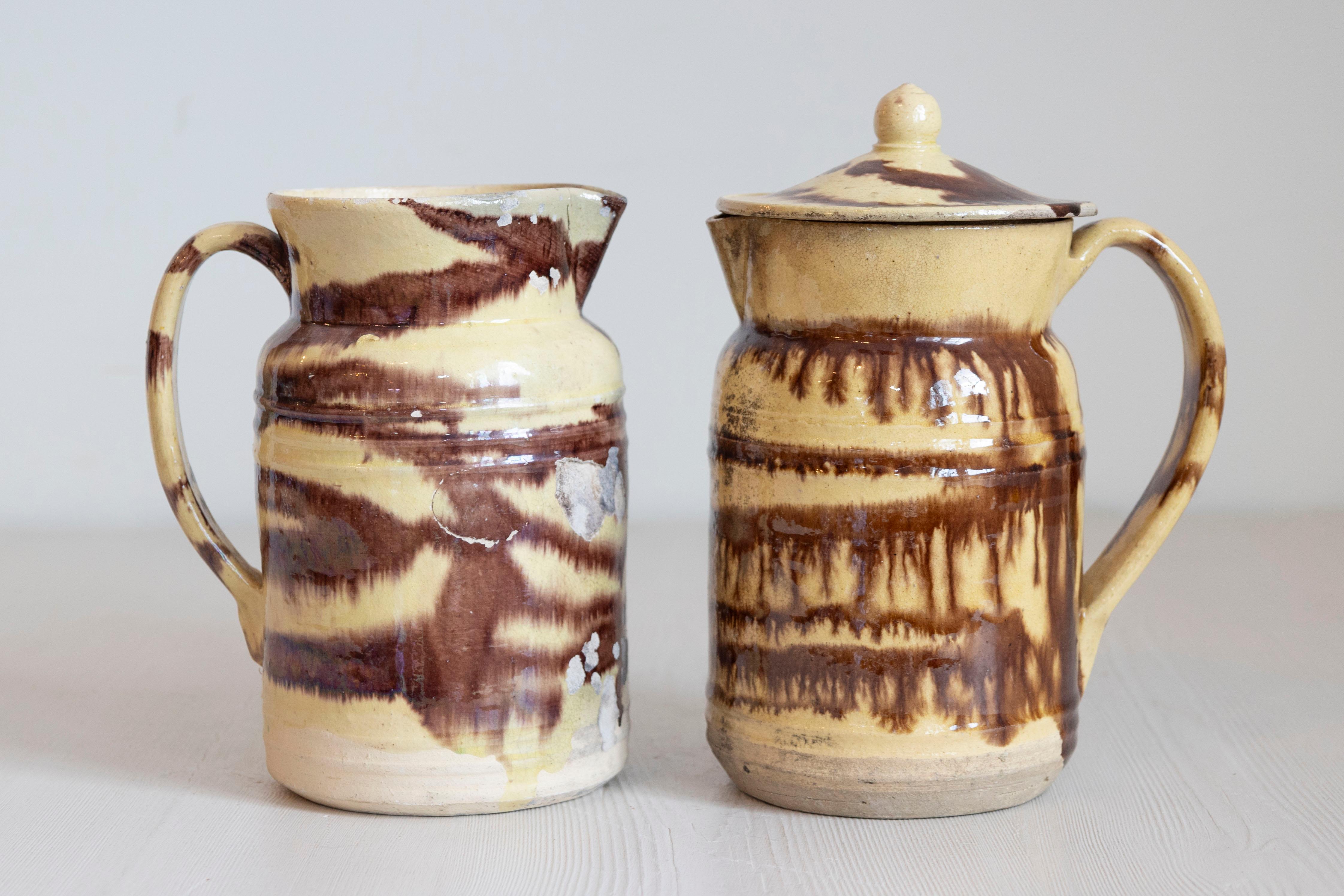 Français Pichet en poterie française du 19e siècle à glaçure crème et Brown avec coulures en vente