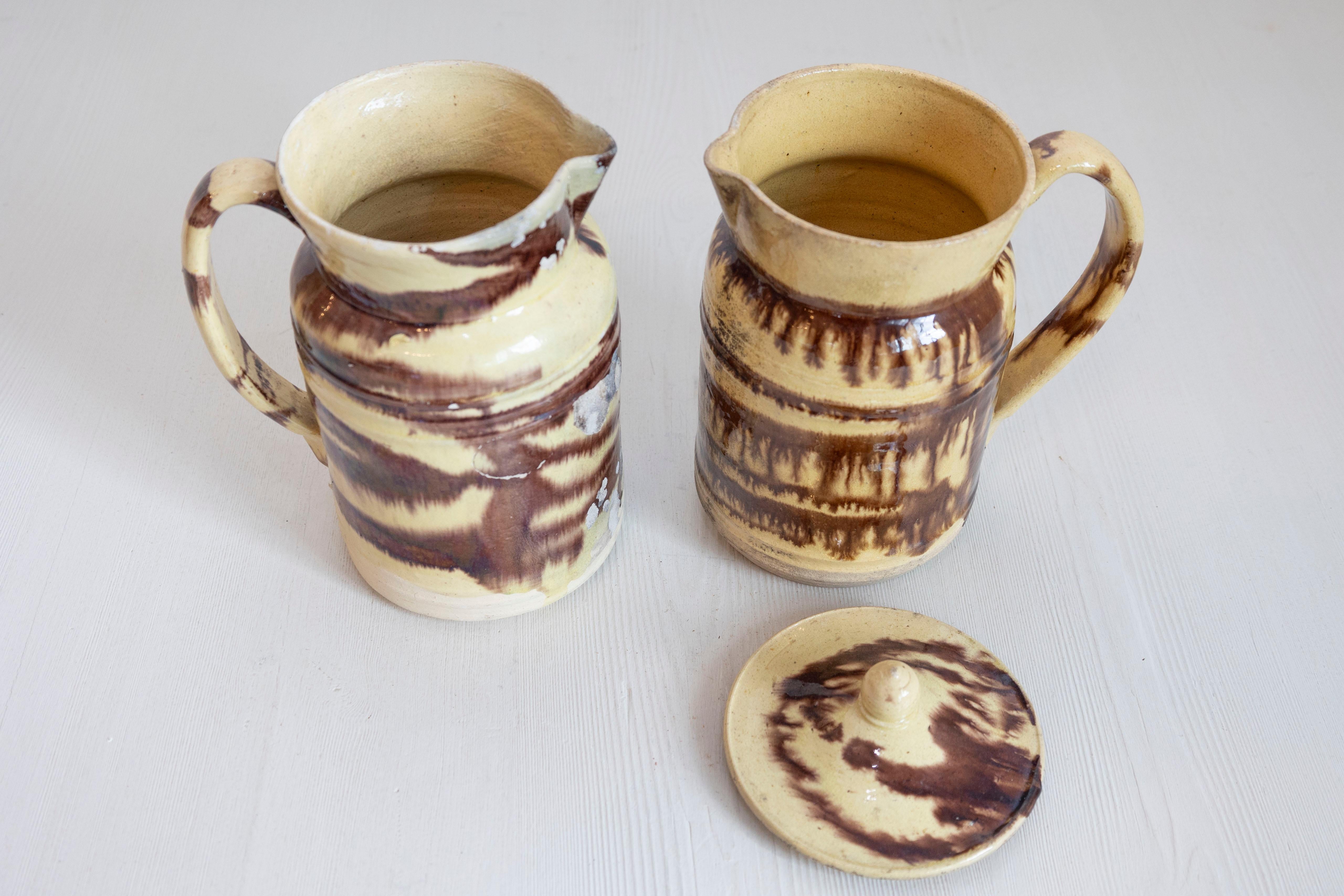 Vernissé Pichet en poterie française du 19e siècle à glaçure crème et Brown avec coulures en vente