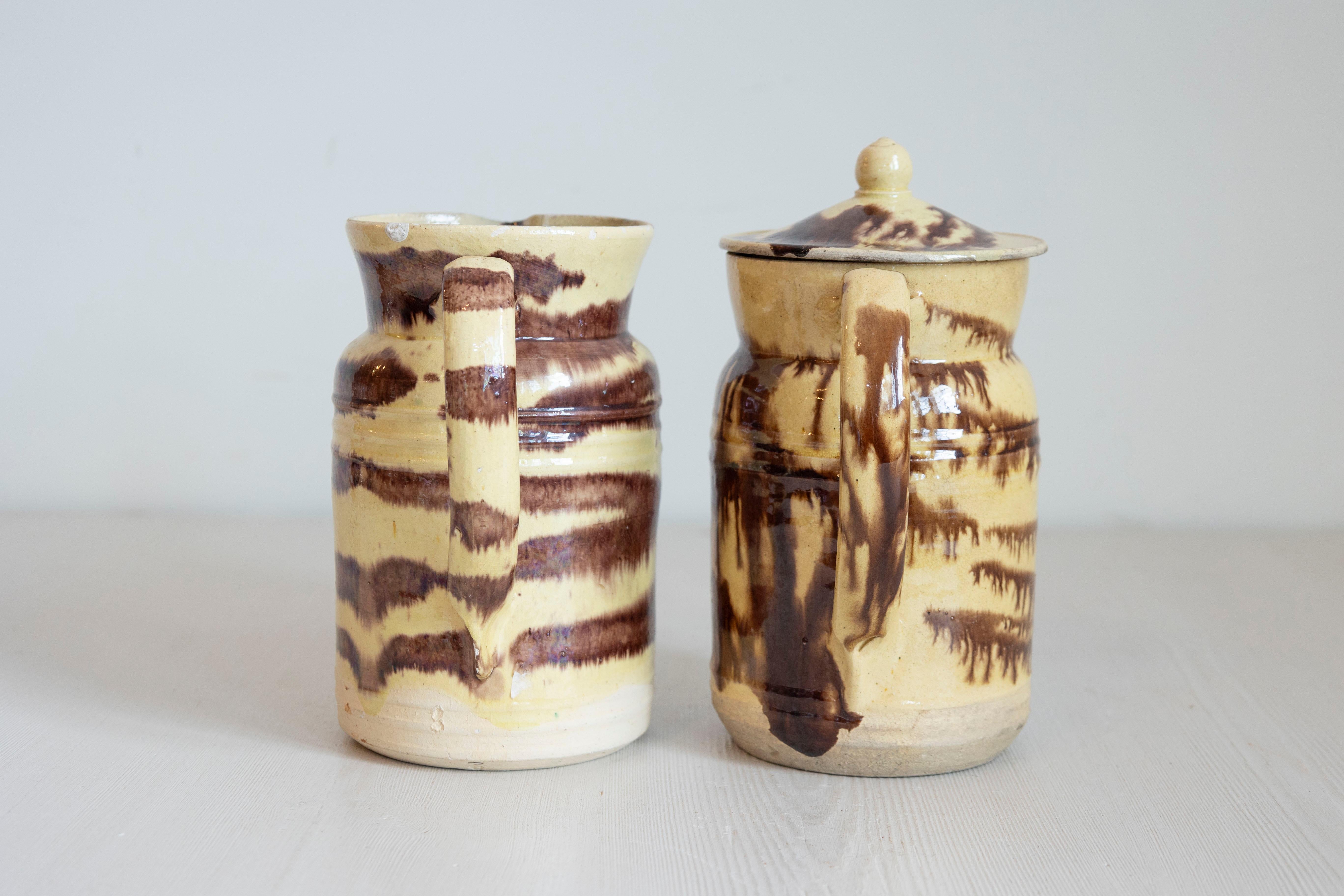 Pichet en poterie française du 19e siècle à glaçure crème et Brown avec coulures Bon état - En vente à Atlanta, GA