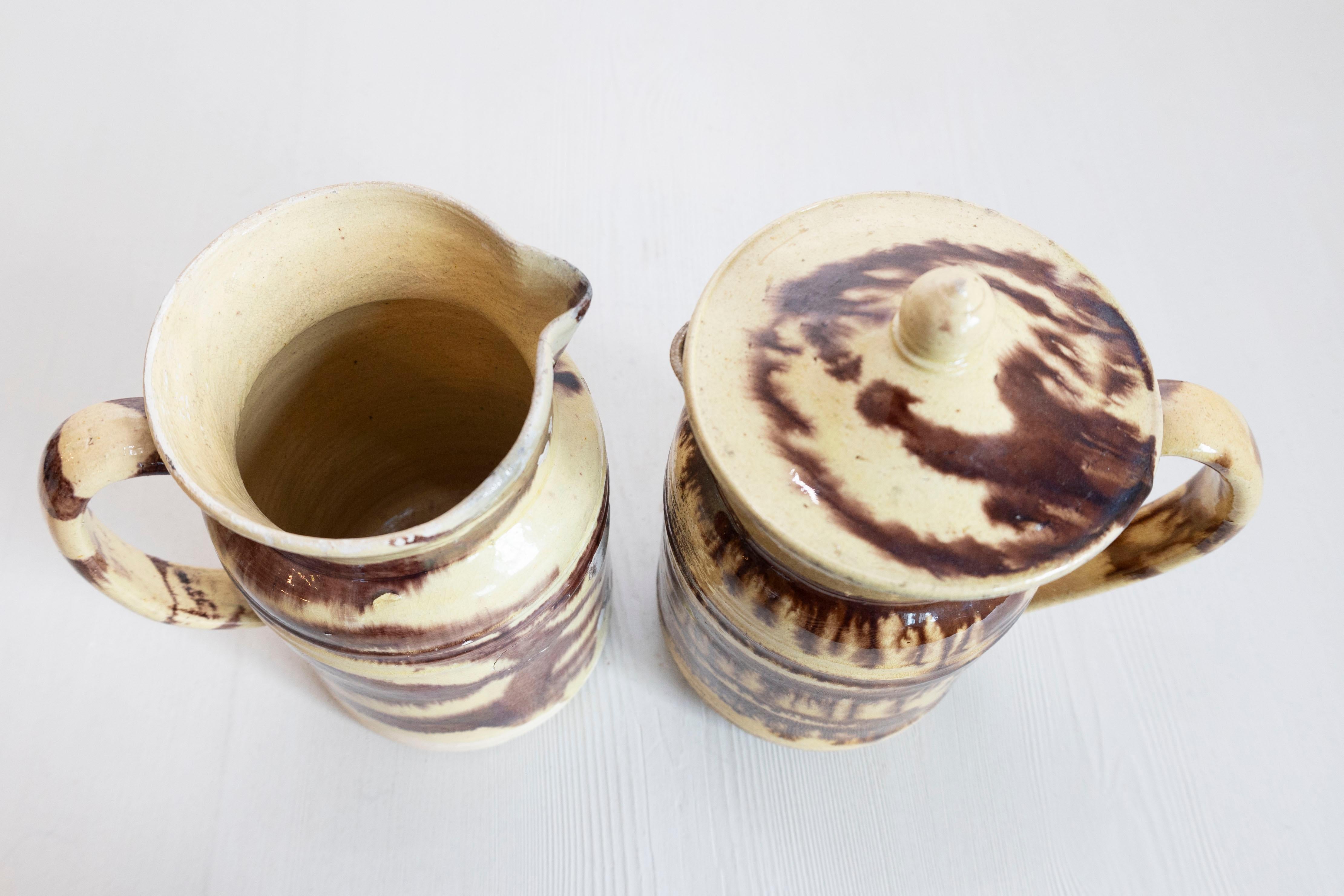 XIXe siècle Pichet en poterie française du 19e siècle à glaçure crème et Brown avec coulures en vente