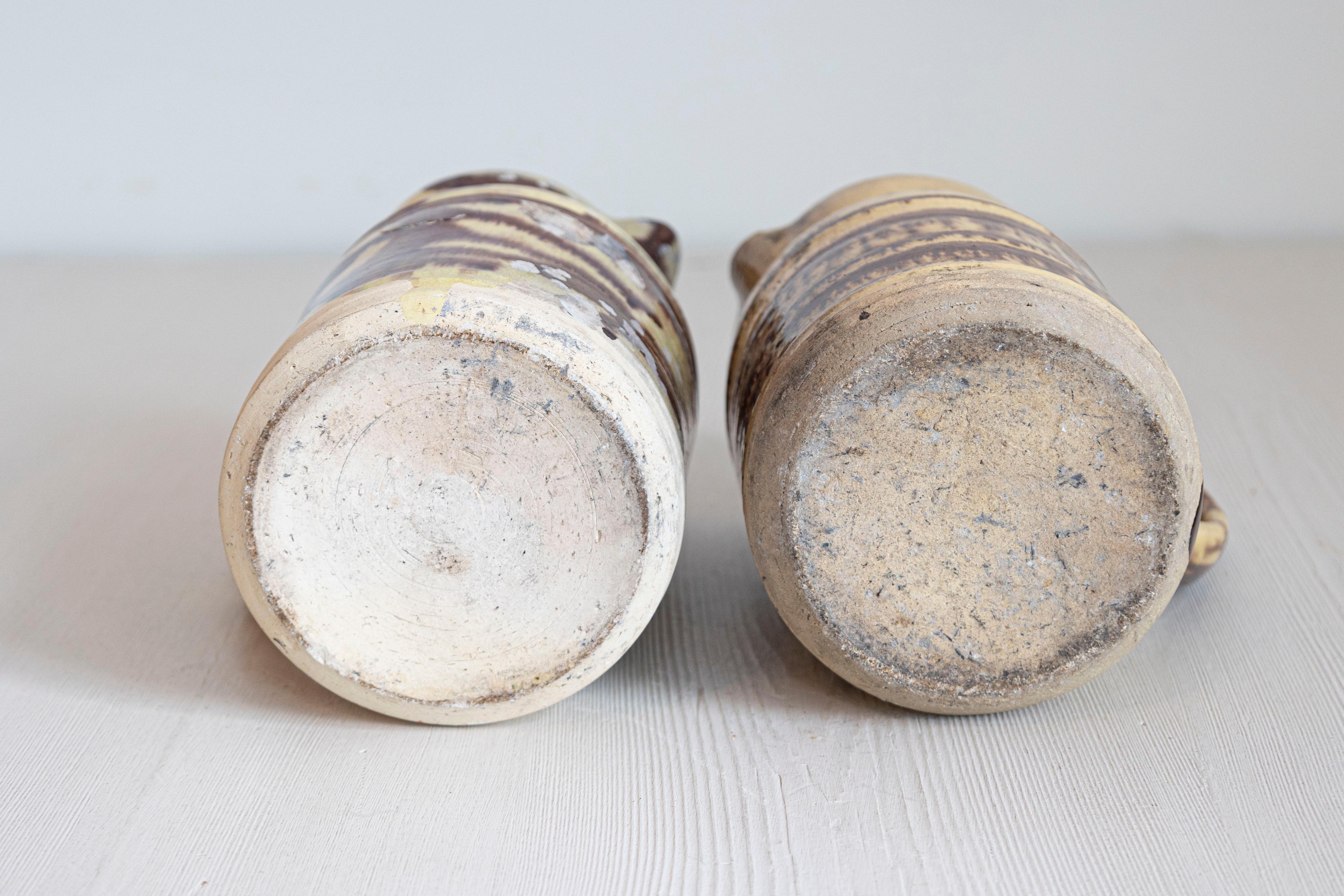 Poteries Pichet en poterie française du 19e siècle à glaçure crème et Brown avec coulures en vente