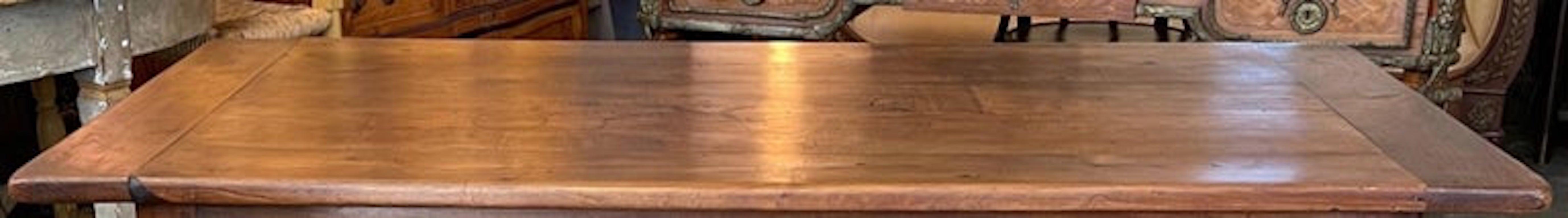 Französisch 19. Jahrhundert Provençal Hand geschnitzt Nussbaum Knieloch Schreibtisch mit 5 Schubladen im Angebot 6