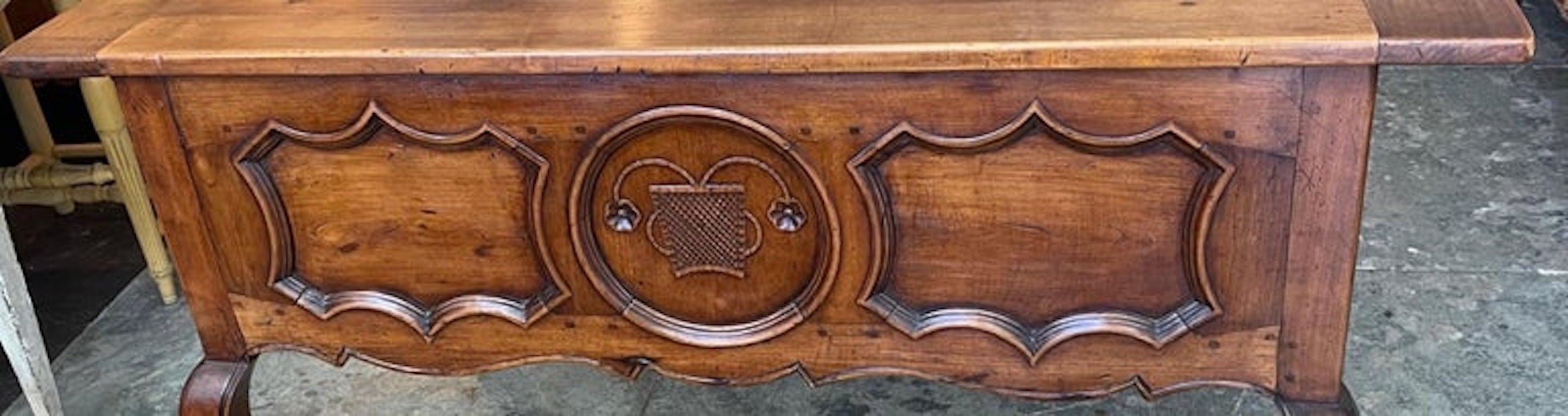 Französisch 19. Jahrhundert Provençal Hand geschnitzt Nussbaum Knieloch Schreibtisch mit 5 Schubladen im Angebot 9