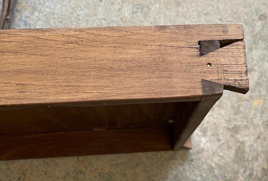 Französisch 19. Jahrhundert Provençal Hand geschnitzt Nussbaum Knieloch Schreibtisch mit 5 Schubladen im Angebot 13