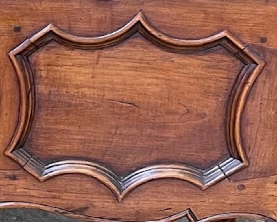 Französisch 19. Jahrhundert Provençal Hand geschnitzt Nussbaum Knieloch Schreibtisch mit 5 Schubladen im Angebot 4