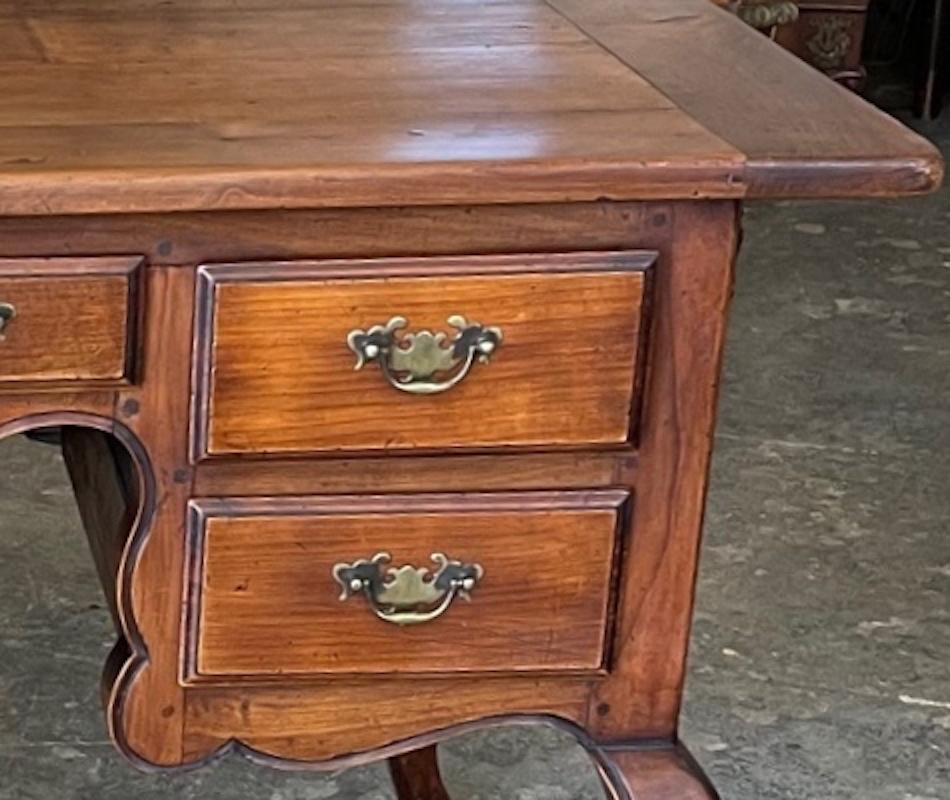 French 19th Century Provençal Walnut Knee Hole Desk with 5 Drawers In Distressed Condition In Santa Monica, CA