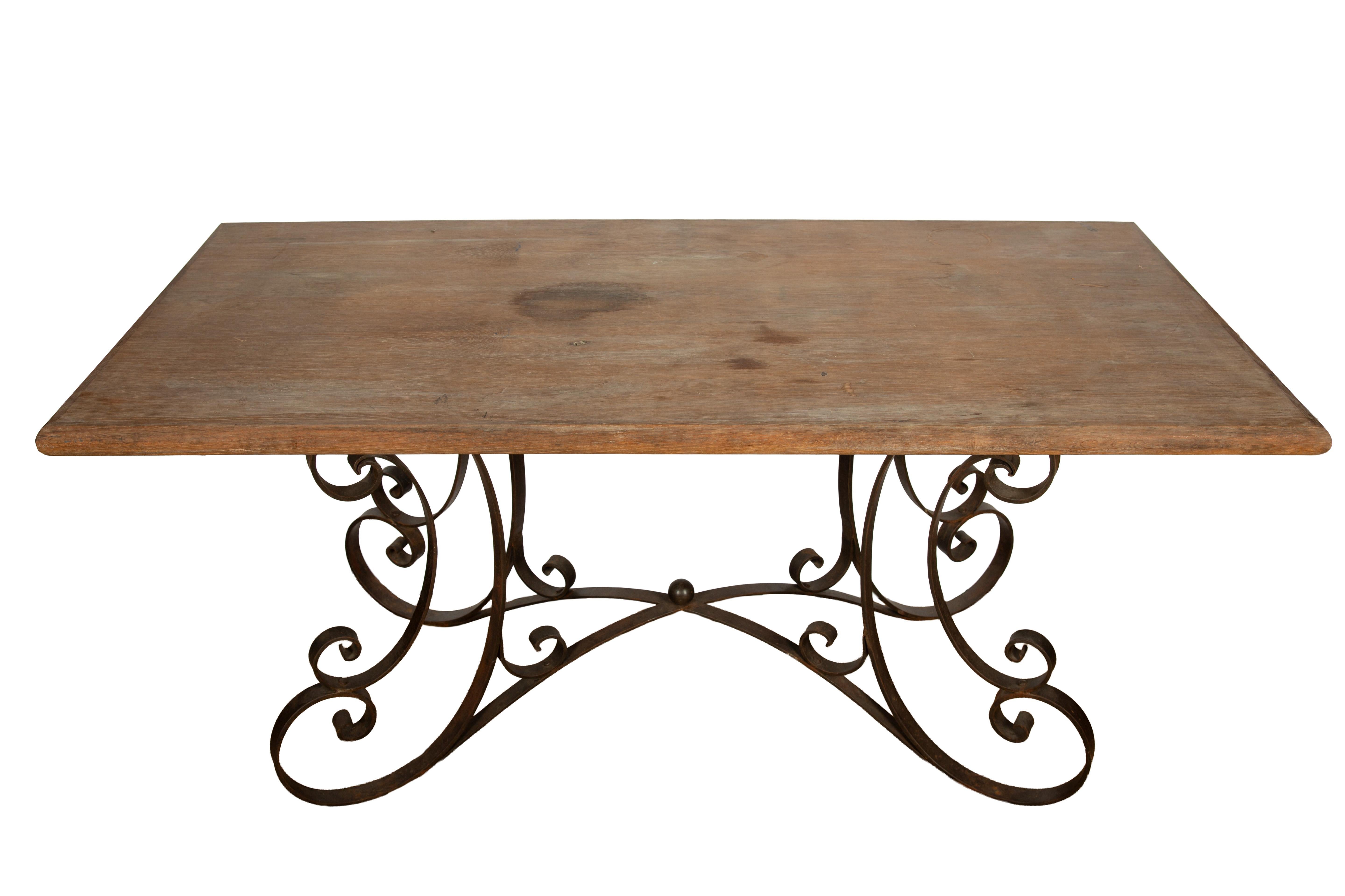 Mesa francesa de hierro y madera del siglo XIX
Preciosa mesa francesa del siglo XIX, con tablero rectangular de madera apoyado en una base de hierro forjado ornamentada, con elegantes volutas y un bastidor central con remate esférico. La mesa