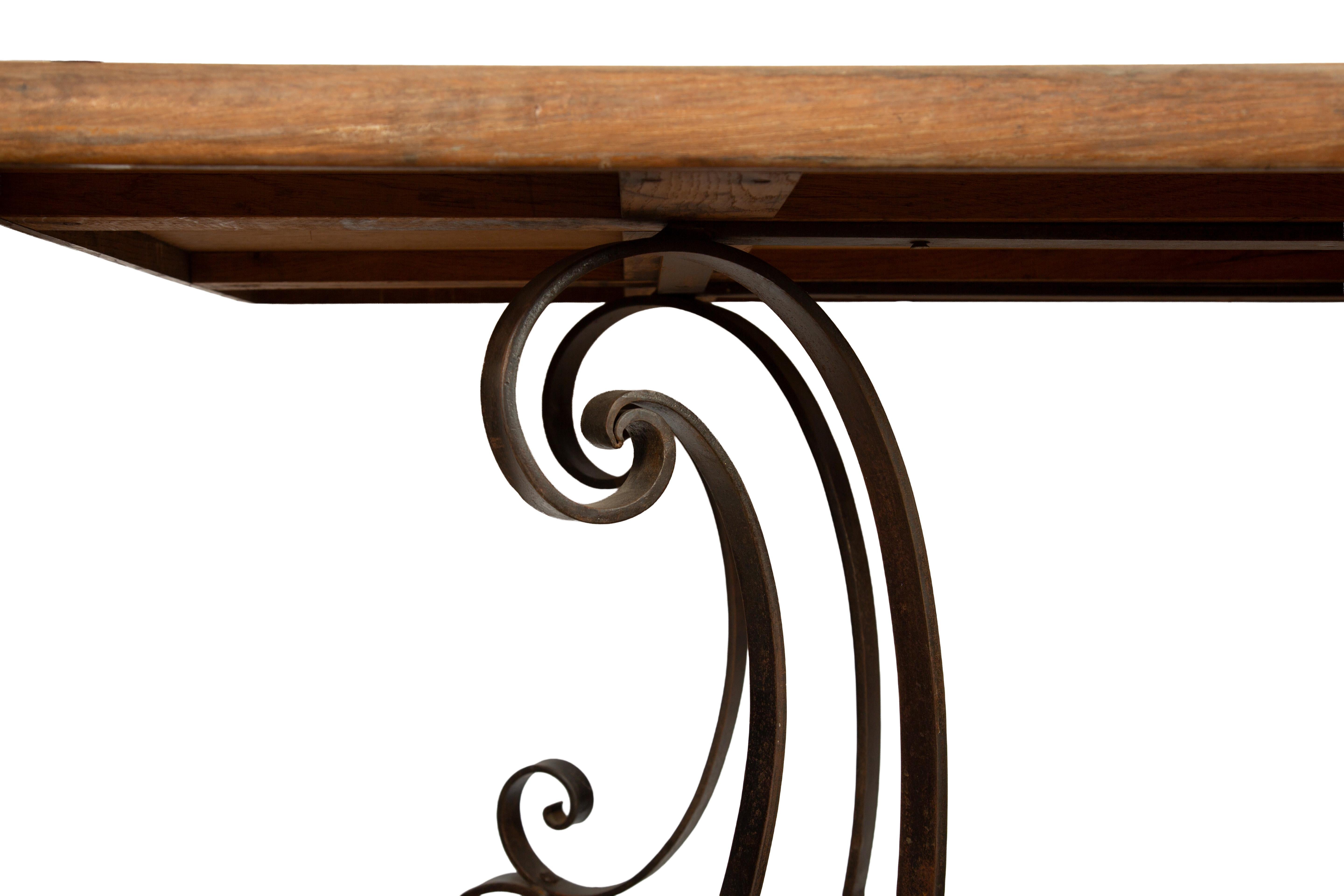 Mesa provincial francesa del siglo XIX con base de hierro forjado y tablero rectangular de madera Provincial francés en venta