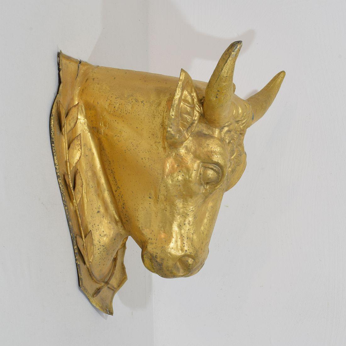 French 19th Century Rare Gilded Zinc Bull's Head Butcher's Sign In Good Condition For Sale In Buisson, FR
