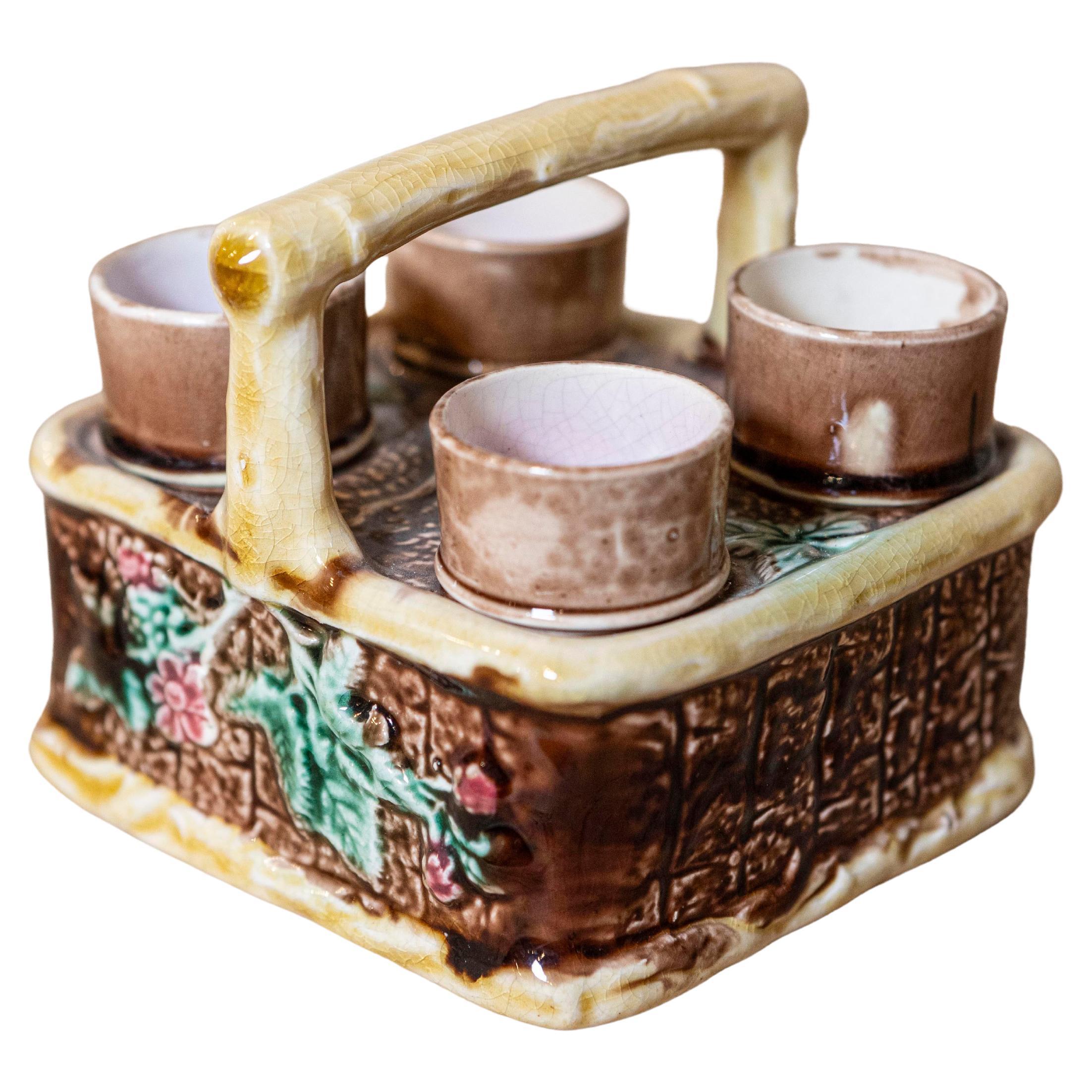 Raro servizio da tè francese del XIX secolo con cestino in maiolica ornato di fogliame in vendita