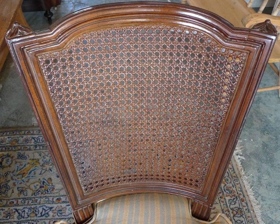 Französischer Beistellstuhl aus gebeiztem Rattan des 19. Jahrhunderts mit passendem Kissen im Zustand „Starke Gebrauchsspuren“ im Angebot in Santa Monica, CA