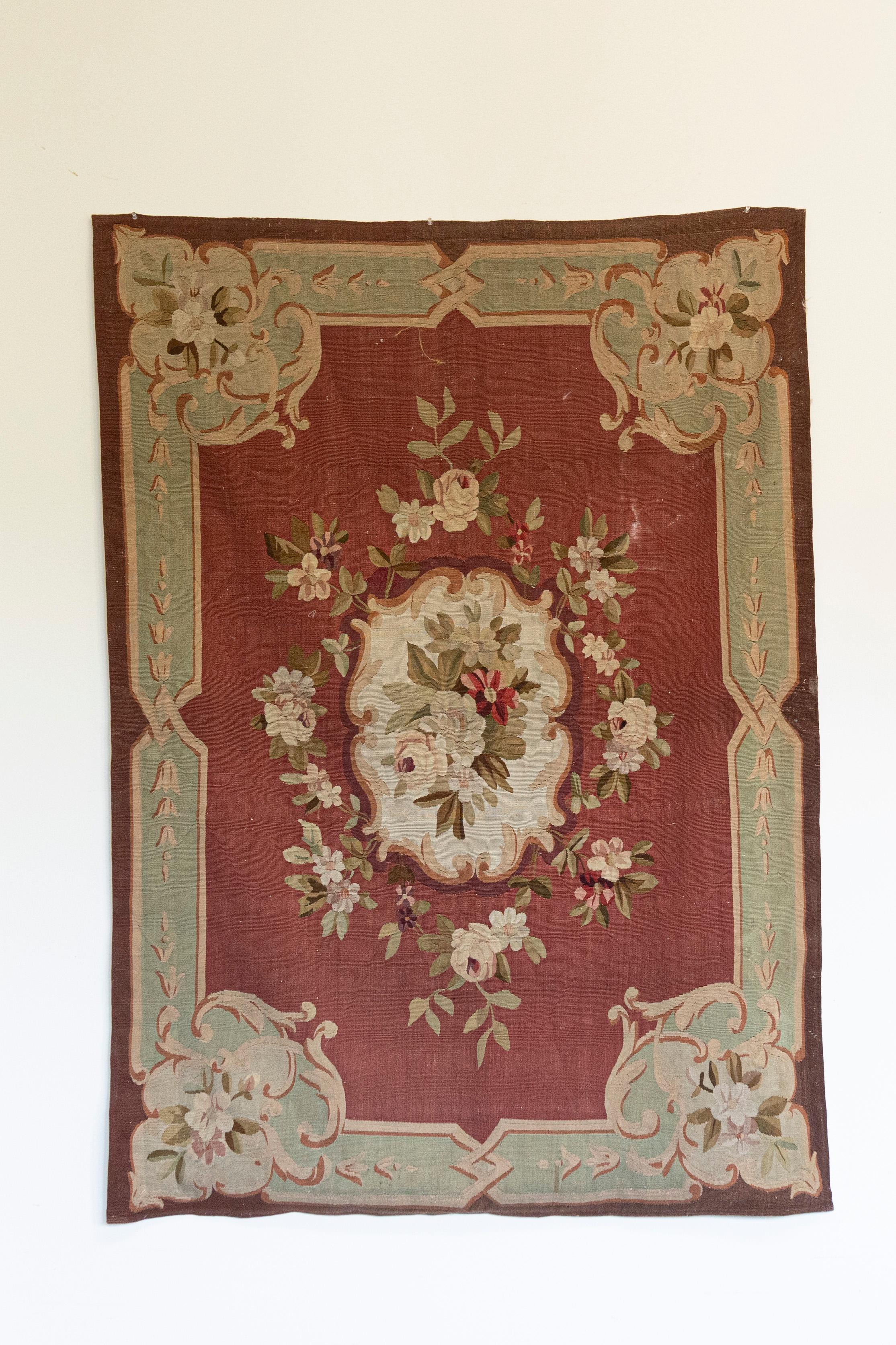 Ein französischer Wandteppich aus der königlichen Manufaktur von Aubusson aus dem 19. Jahrhundert mit Blumenmotiven und roten, hellgrünen und braunen Farbtönen. Dieser Wandteppich, der im 19. Jahrhundert in der Manufaktur Aubusson in