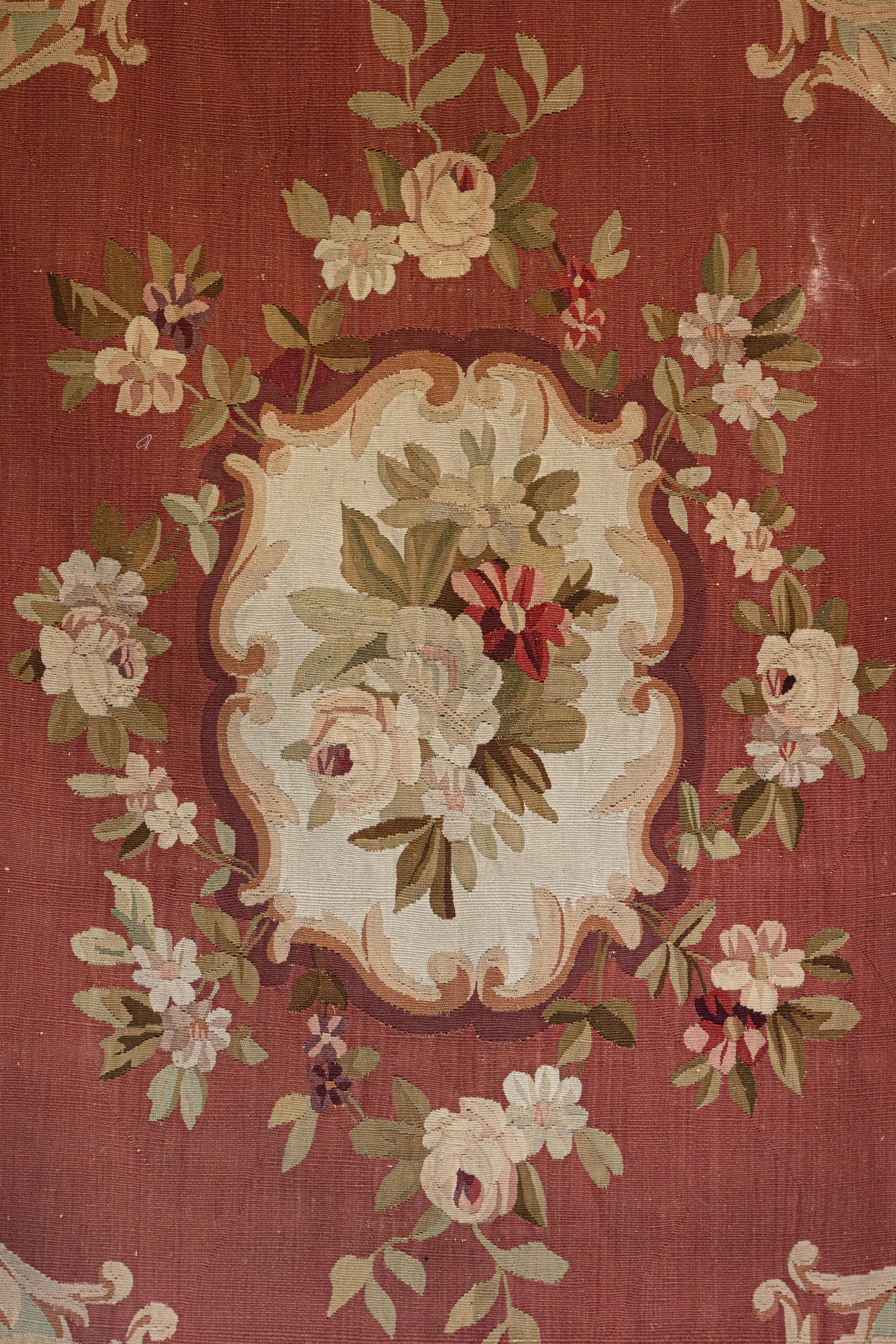 Französischer roter und zartgrüner Aubusson-Wandteppich mit Blumendekor aus dem 19. (Gewebt) im Angebot