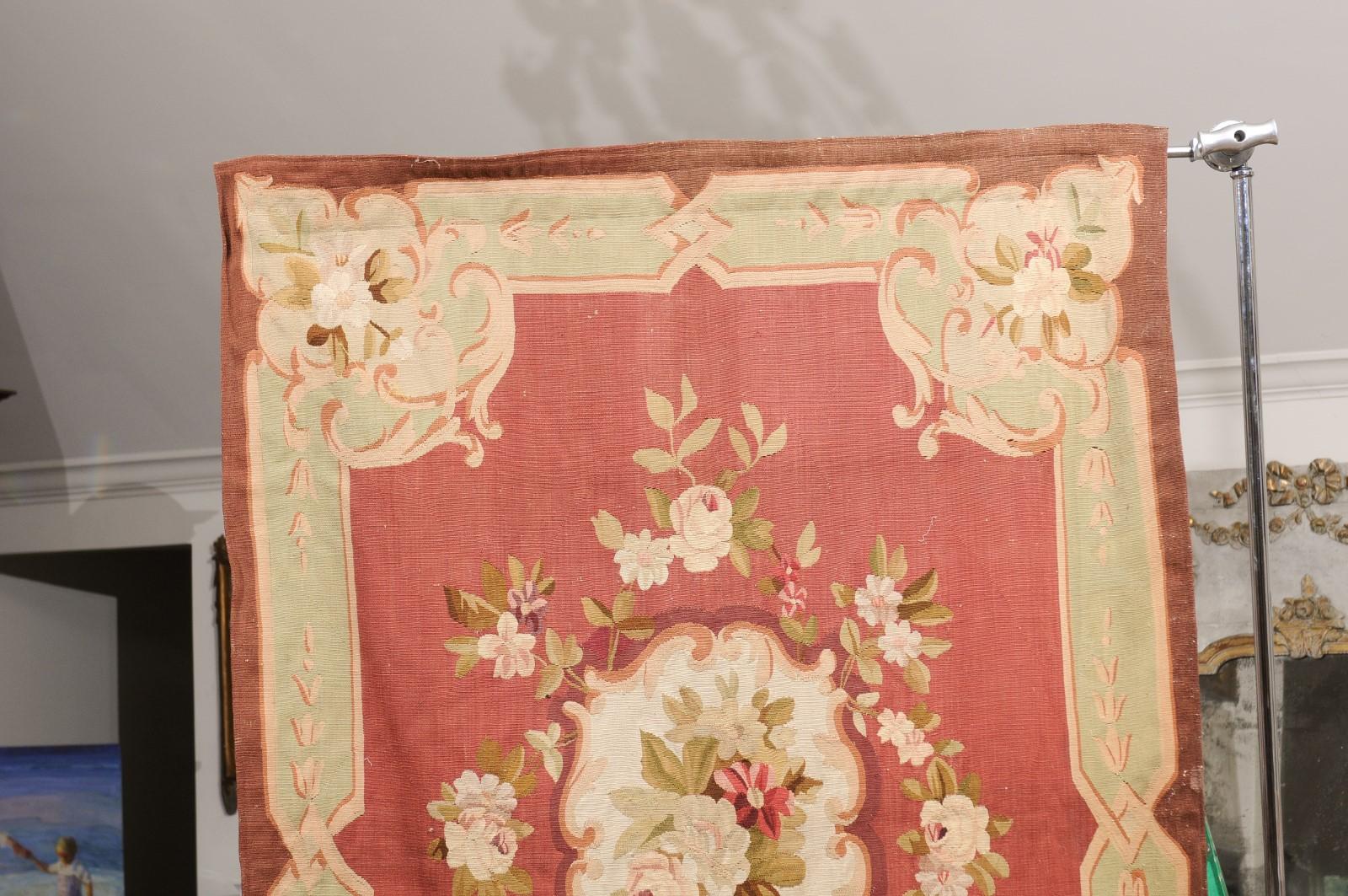 Roter und weicher grüner Aubusson-Wandteppich mit Blumendekor aus dem 19. Jahrhundert (Gewebt) im Angebot