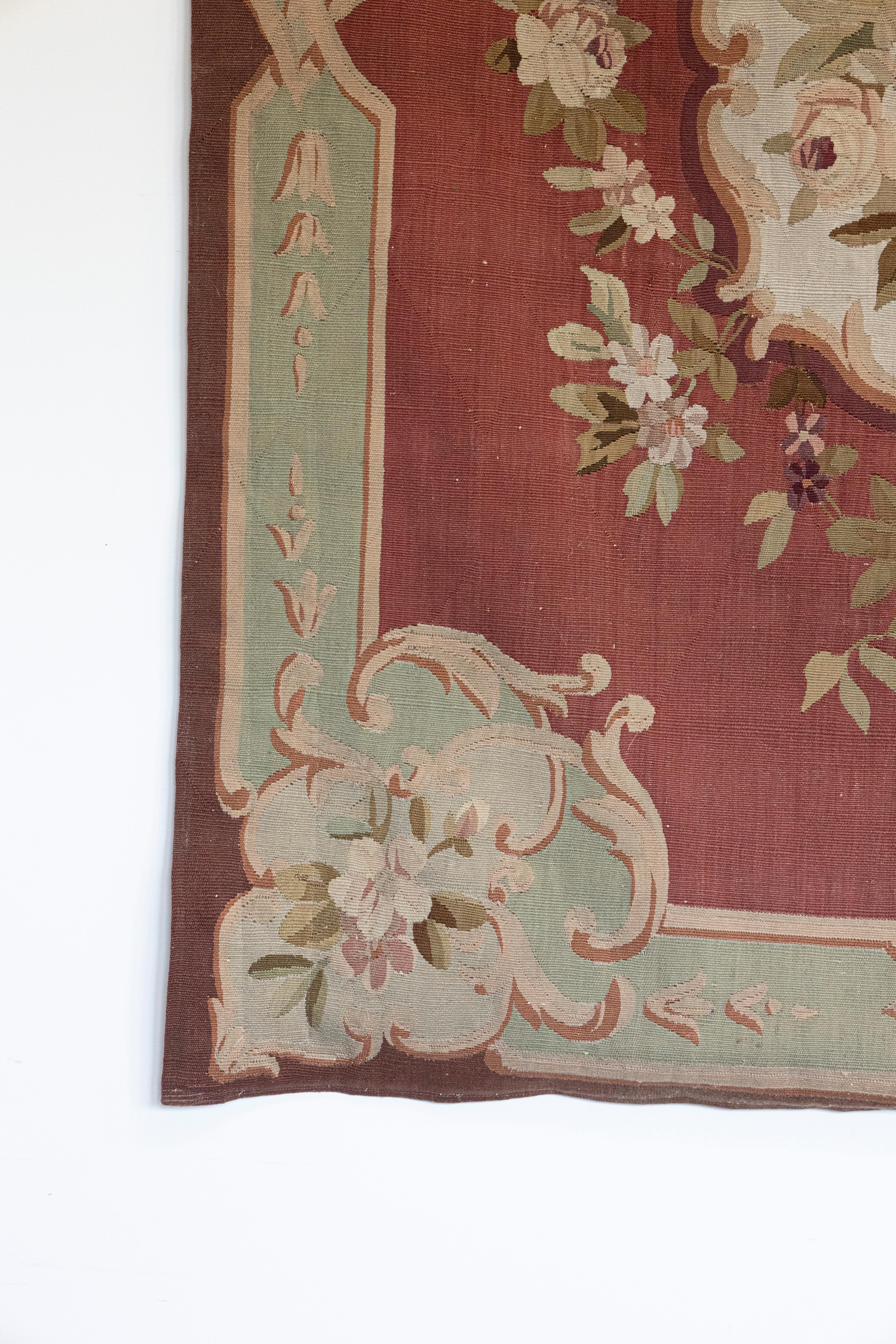 Französischer roter und zartgrüner Aubusson-Wandteppich mit Blumendekor aus dem 19. im Zustand „Gut“ im Angebot in Atlanta, GA