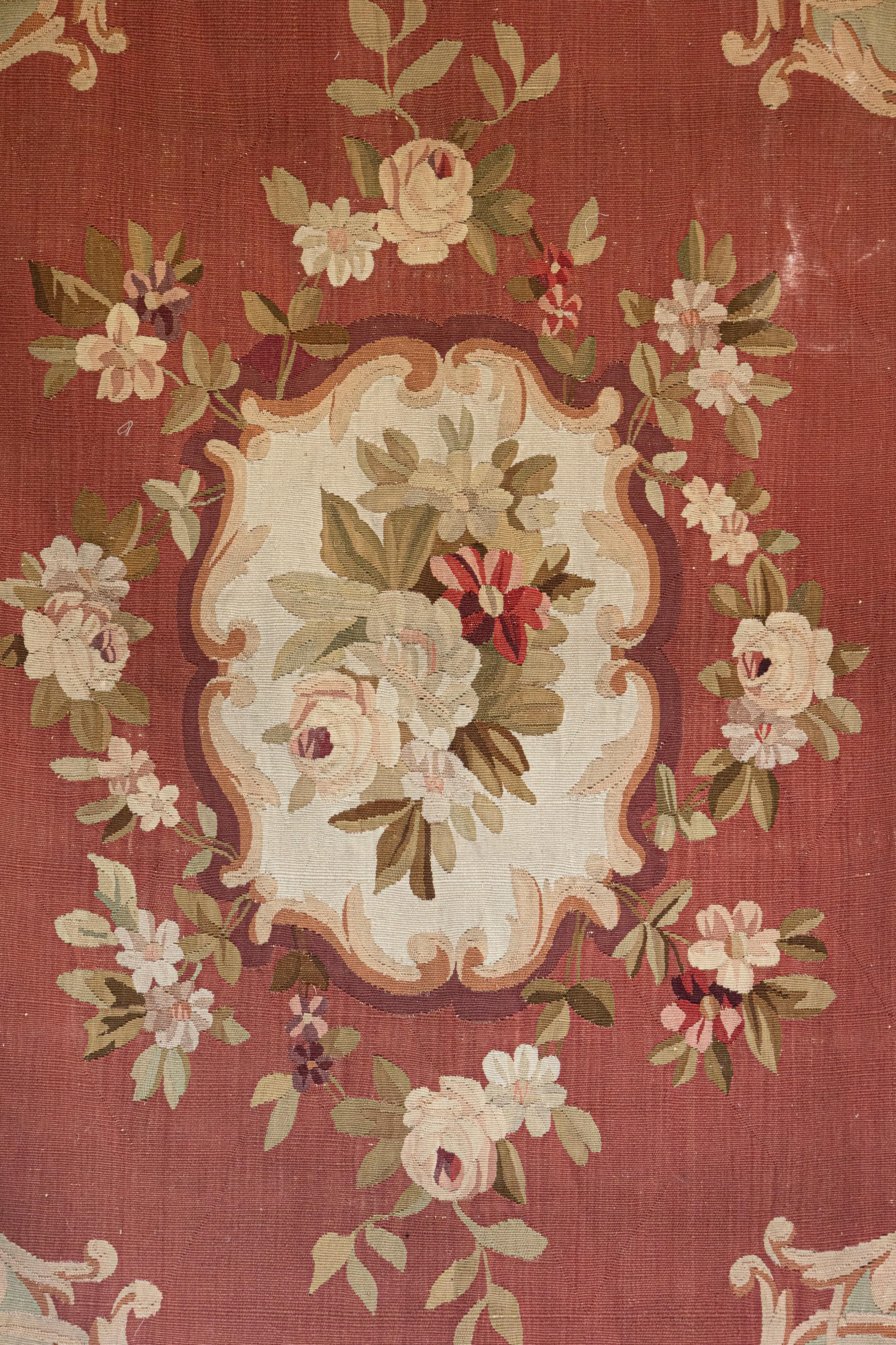 Französischer roter und zartgrüner Aubusson-Wandteppich mit Blumendekor aus dem 19. (19. Jahrhundert) im Angebot