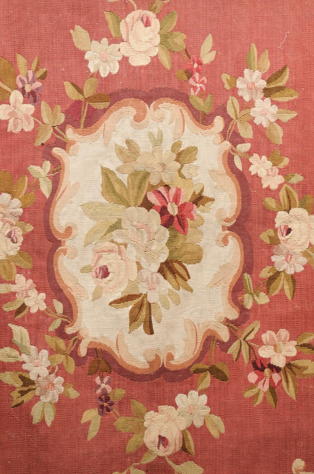 Roter und weicher grüner Aubusson-Wandteppich mit Blumendekor aus dem 19. Jahrhundert im Angebot 1