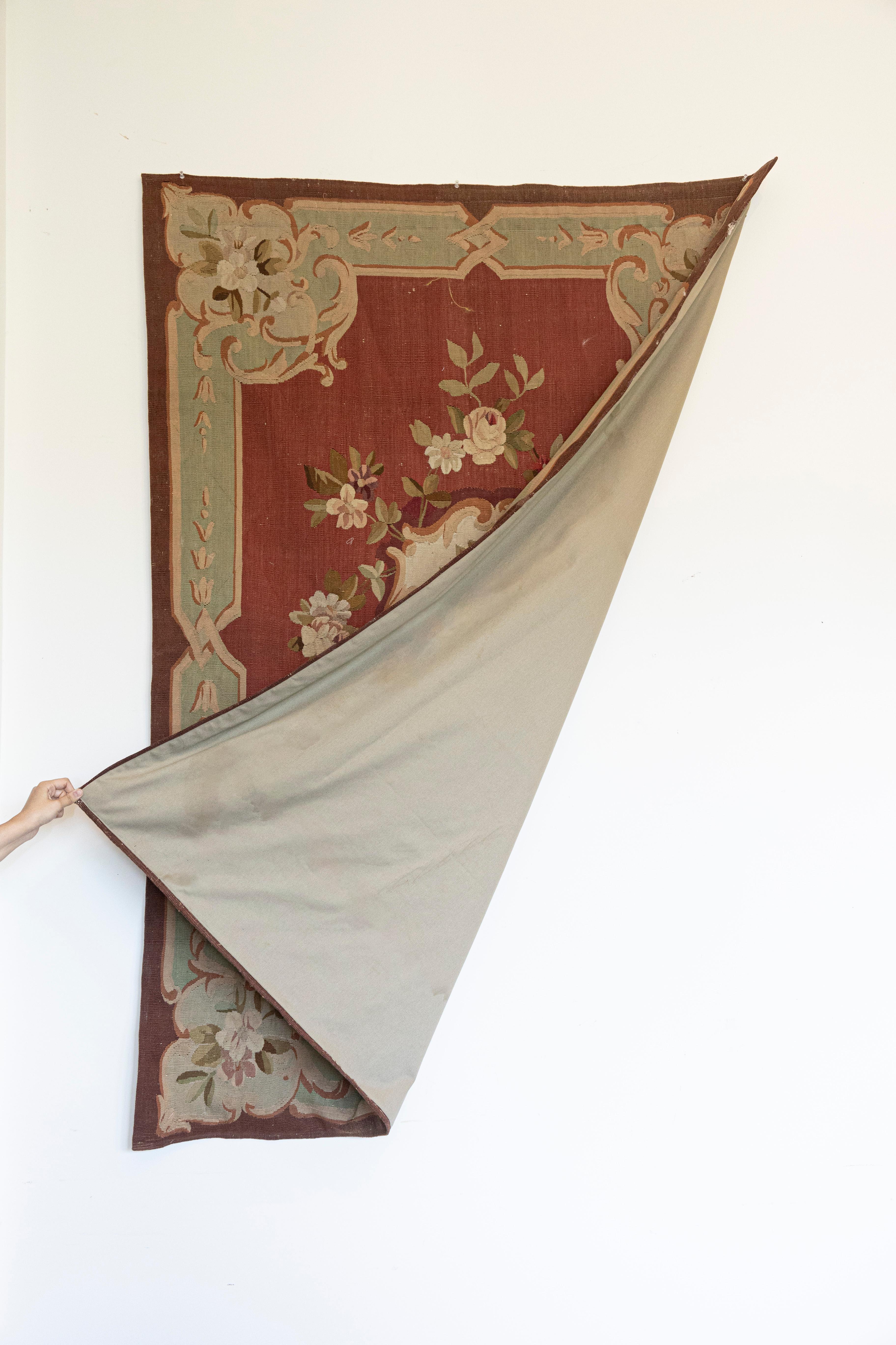 Französischer roter und zartgrüner Aubusson-Wandteppich mit Blumendekor aus dem 19. im Angebot 1