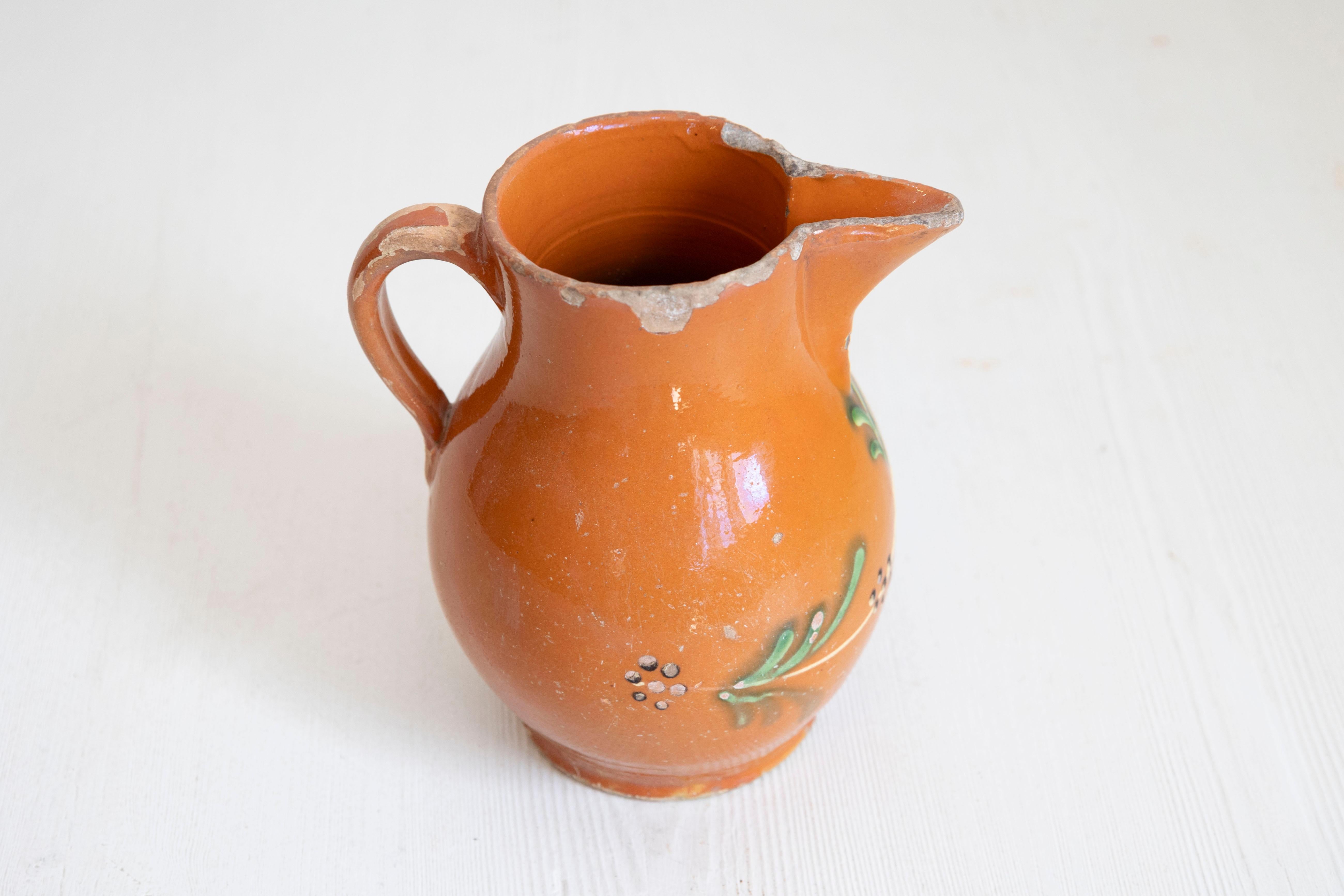 Jarra floral de loza roja francesa del siglo XIX con vidriado naranja, crema y verde Rústico en venta