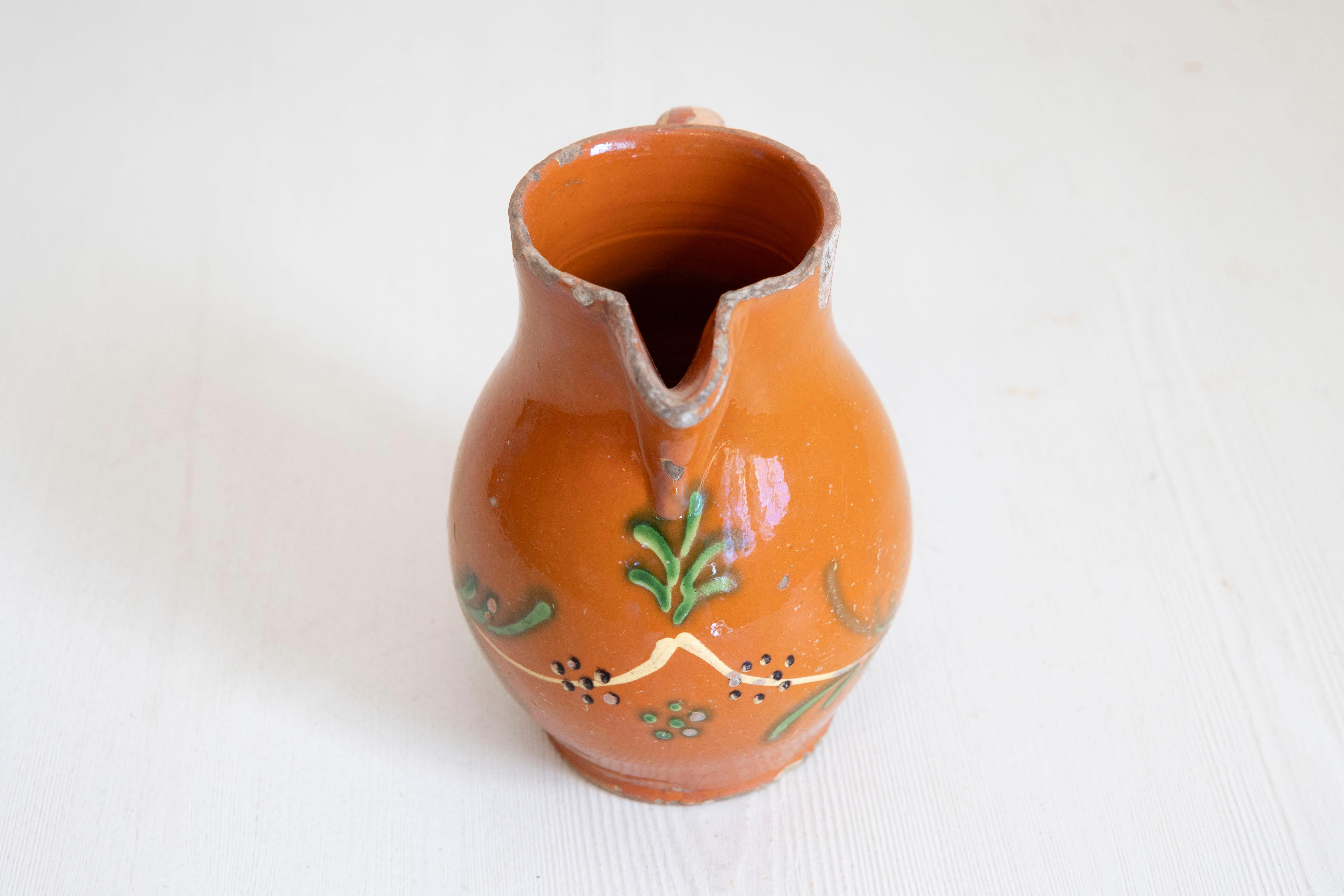 Jarra floral de loza roja francesa del siglo XIX con vidriado naranja, crema y verde Francés en venta