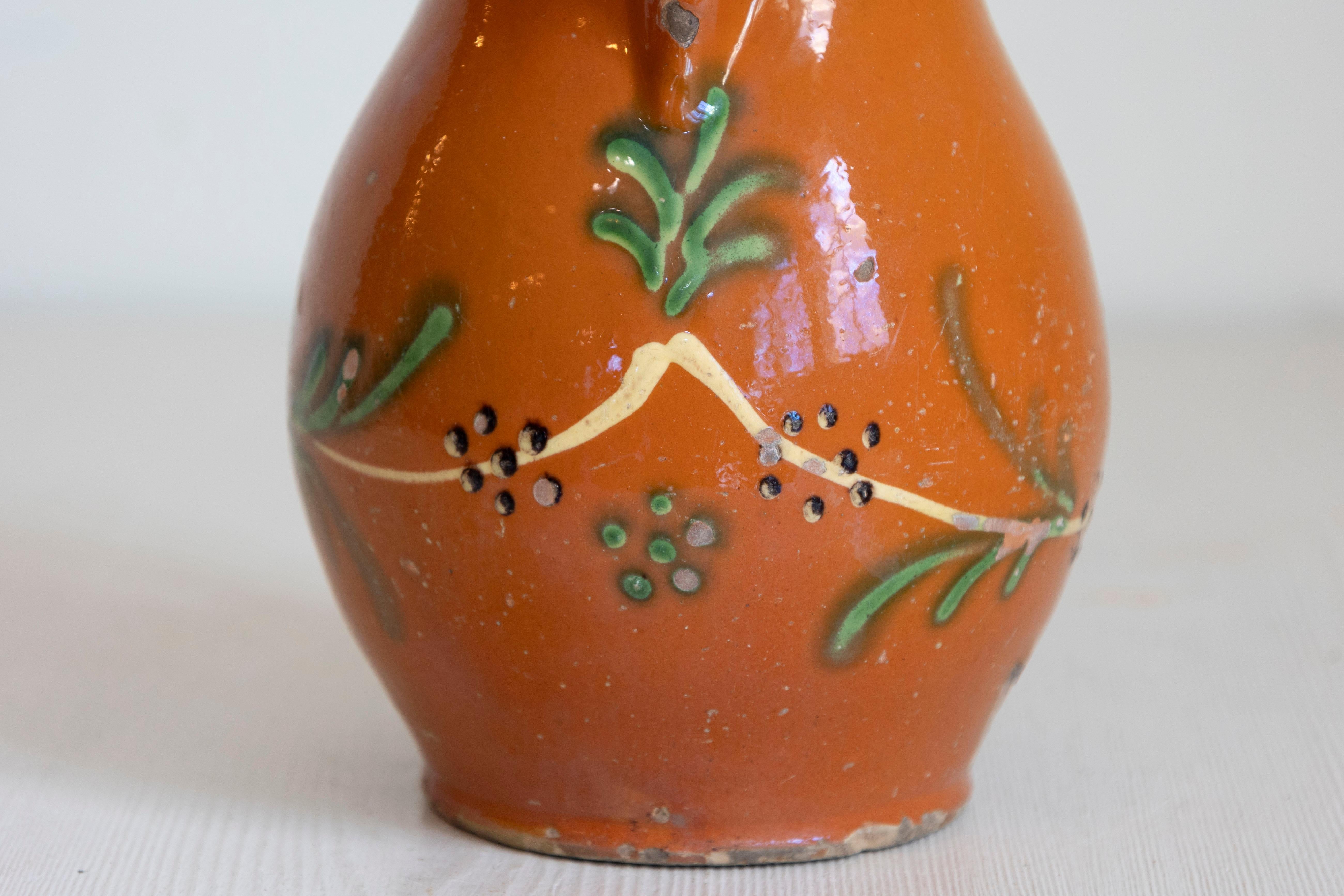 Jarra floral de loza roja francesa del siglo XIX con vidriado naranja, crema y verde en venta 1