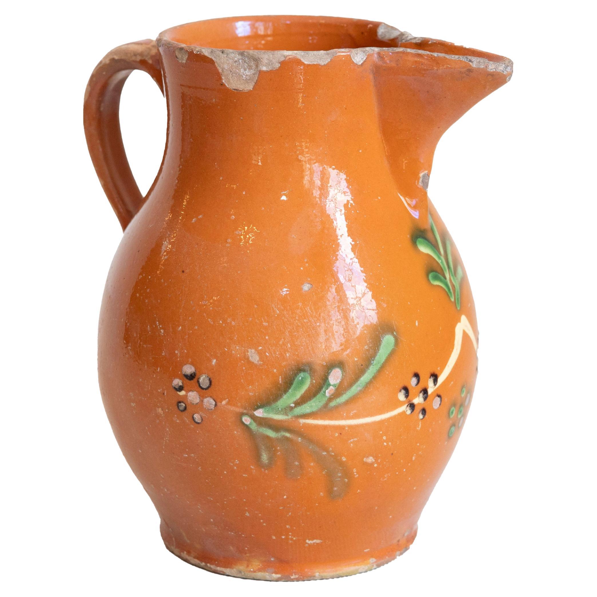 Jarra floral de loza roja francesa del siglo XIX con vidriado naranja, crema y verde