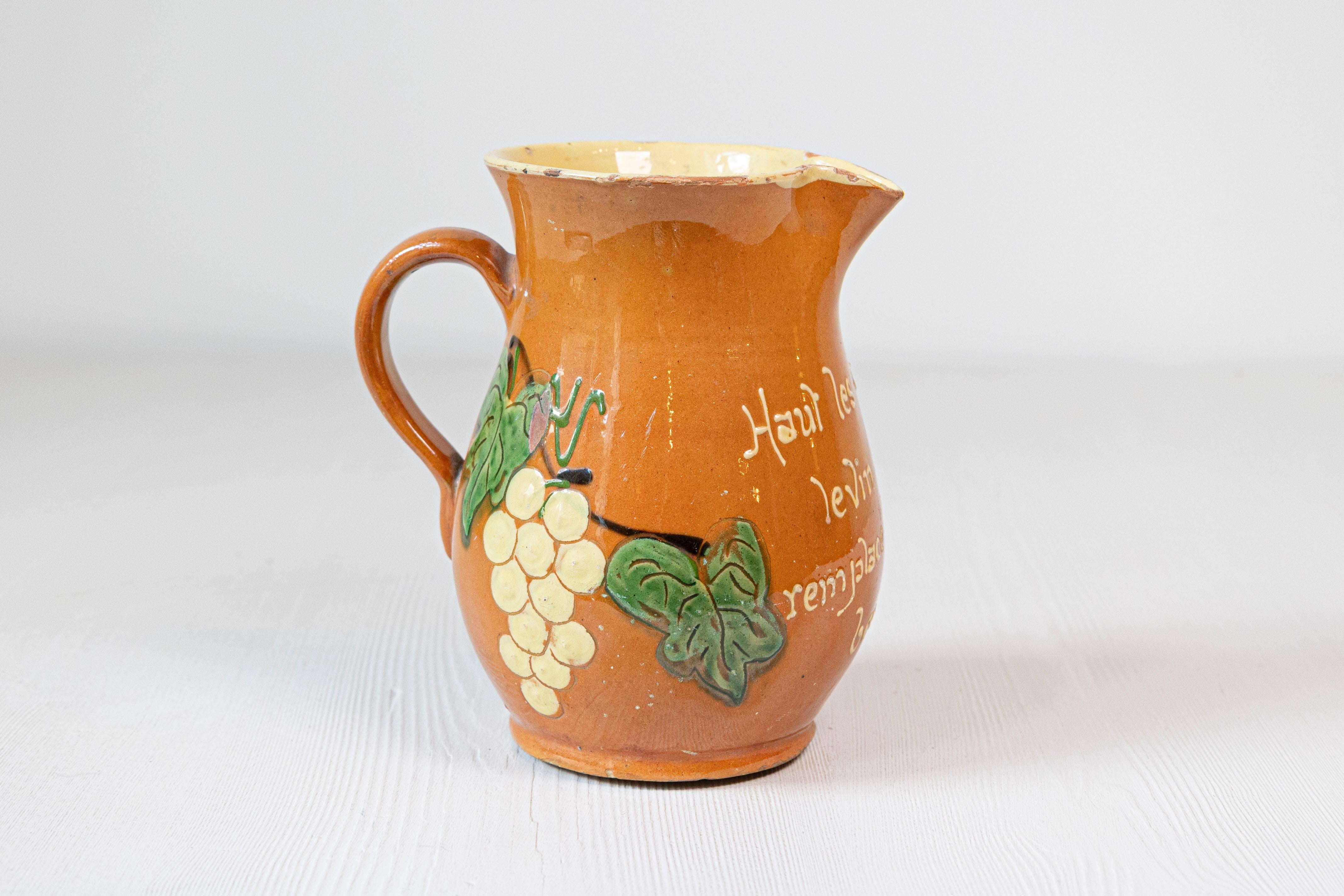 Jarra de vino de loza roja francesa del siglo XIX con vidriado naranja, crema y verde Francés en venta