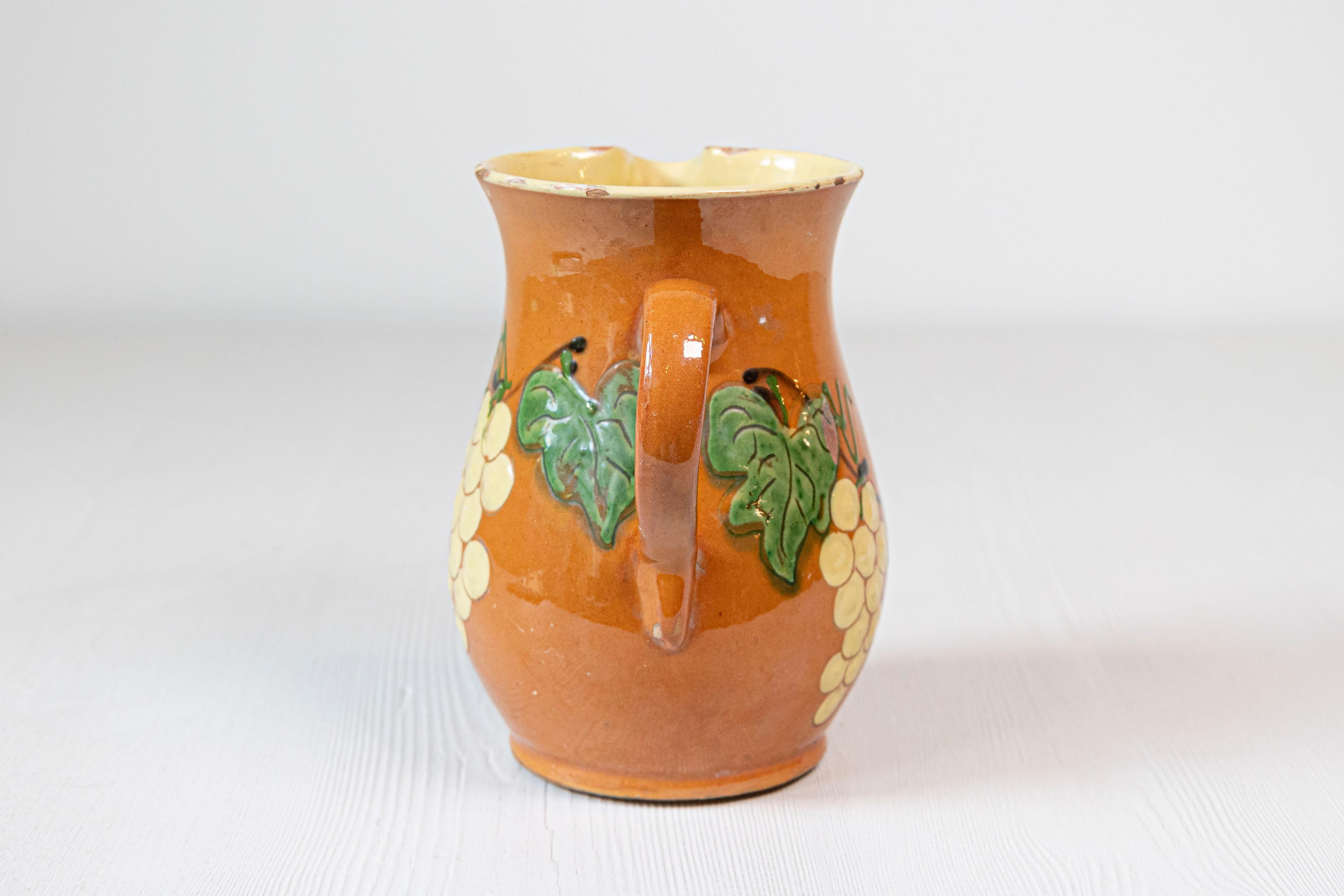 Jarra de vino de loza roja francesa del siglo XIX con vidriado naranja, crema y verde Glaseado en venta