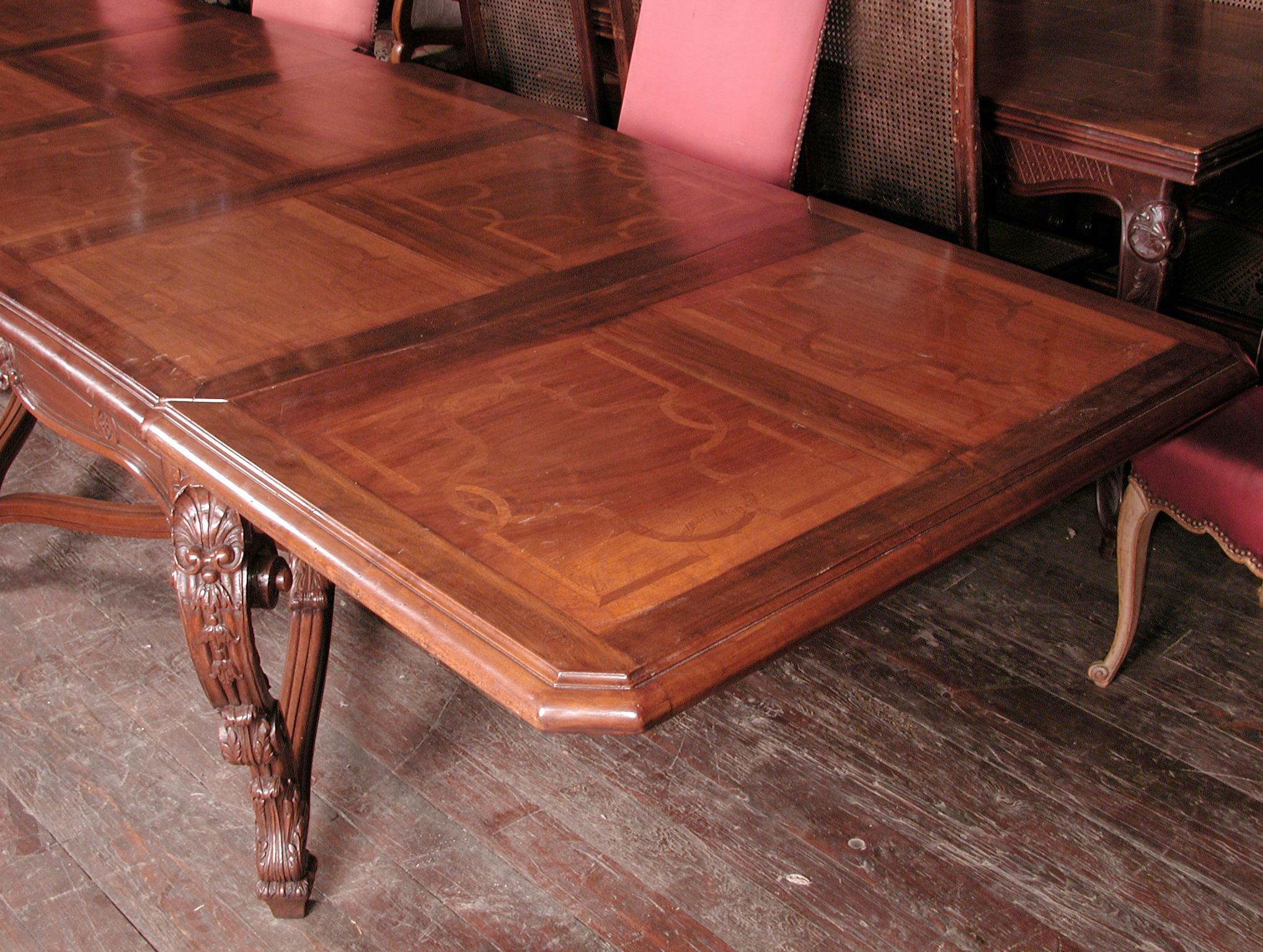 Dieser beeindruckend große Tisch im Regence-Stil des 19. Jahrhunderts ist französisch und aus schönem Nussbaumholz gefertigt. Die Platte besteht aus detaillierten Nussbaumbrettern, die auf einer schönen Bahre mit Refektoriumstischplatte sitzen. Die